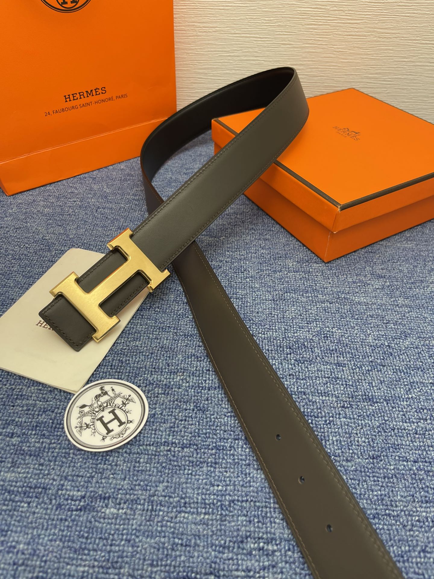 🔴 【品牌】爱马仕 🔴 【描述】采用高级真皮精制而成，触感厚实，饰以商标带扣。腰带为意大利尺寸，请在购买