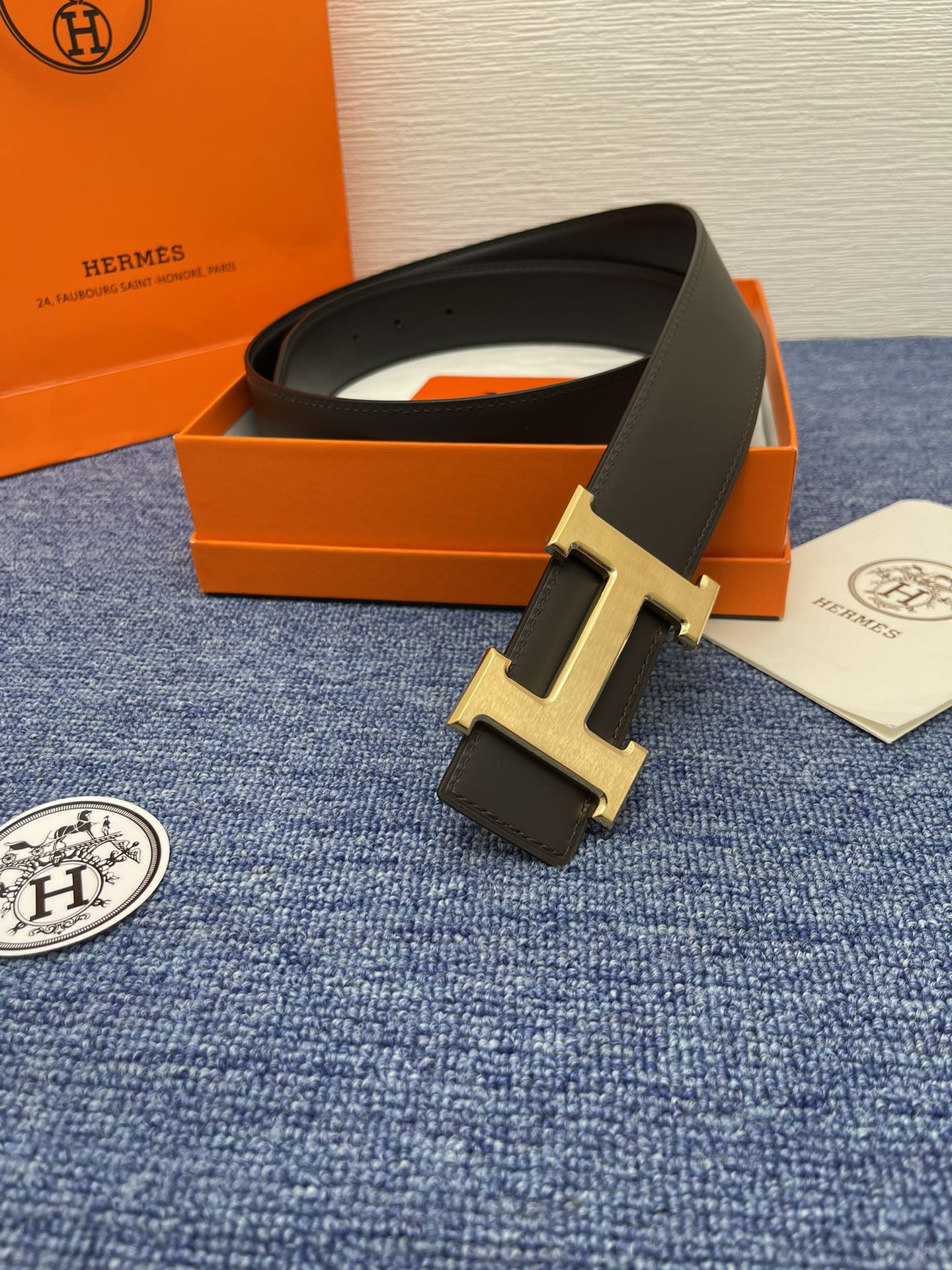 🔴 【品牌】爱马仕 🔴 【描述】采用高级真皮精制而成，触感厚实，饰以商标带扣。腰带为意大利尺寸，请在购买