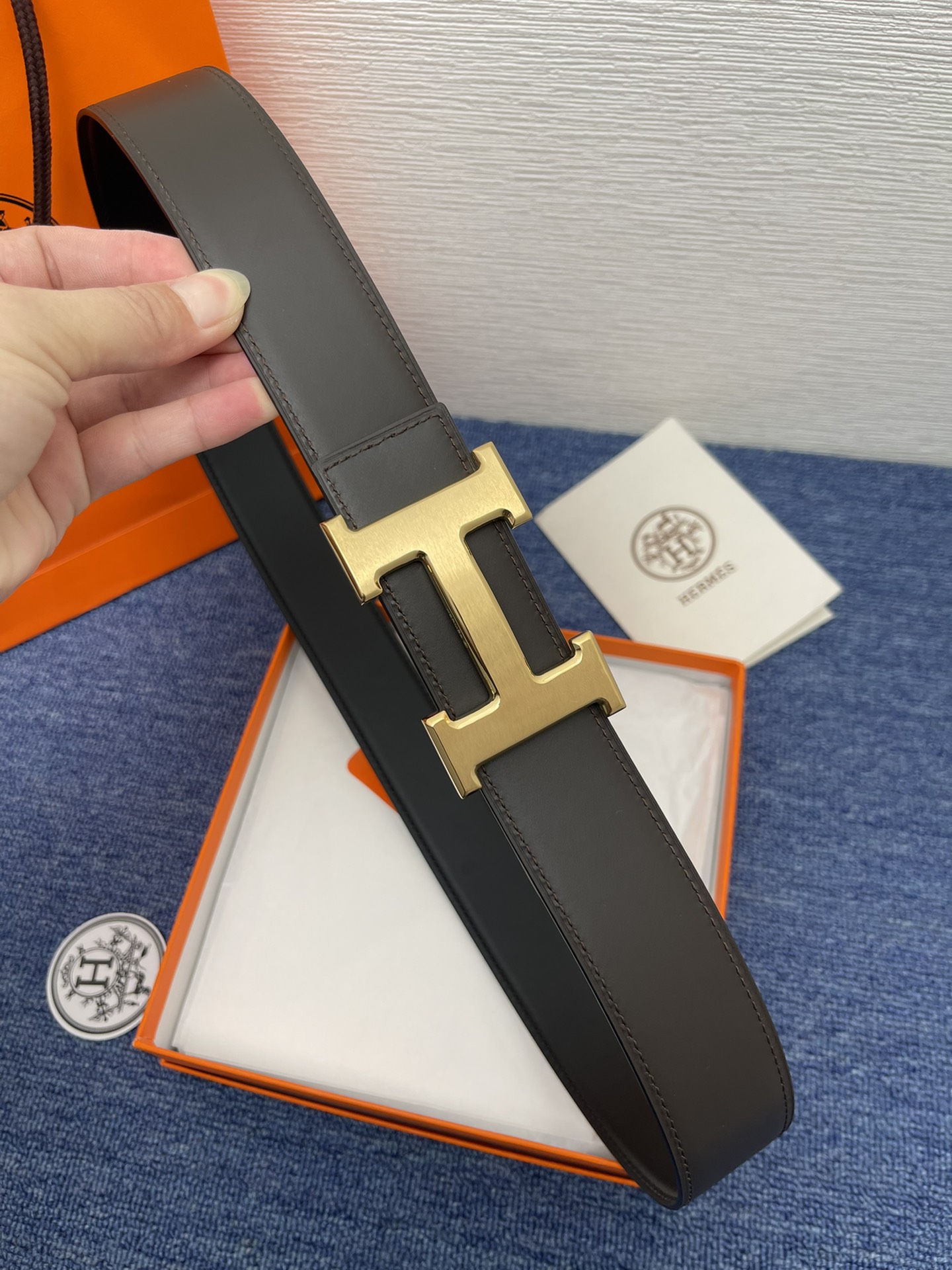 🔴 【品牌】爱马仕 🔴 【描述】采用高级真皮精制而成，触感厚实，饰以商标带扣。腰带为意大利尺寸，请在购买