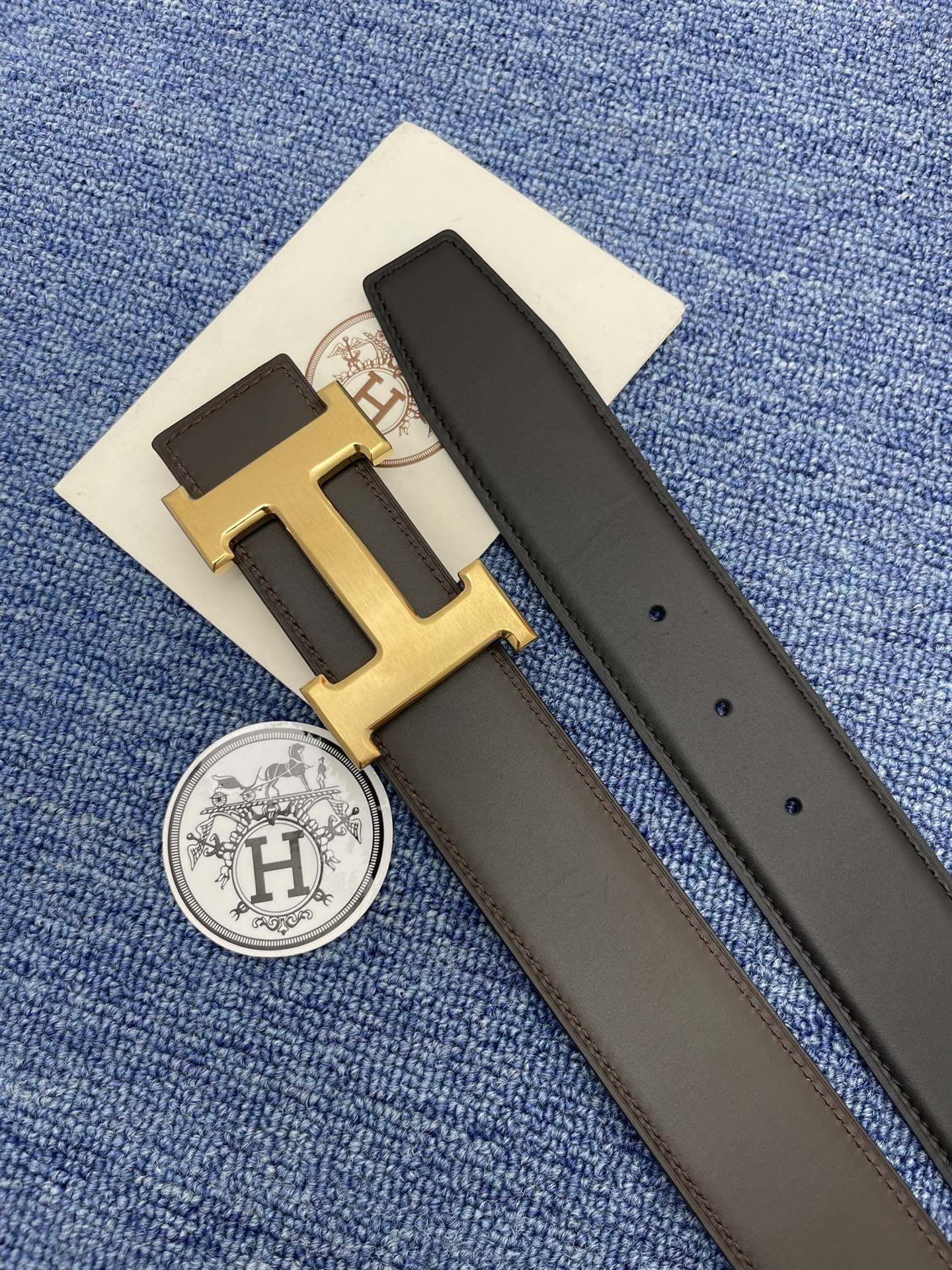 🔴 【品牌】爱马仕 🔴 【描述】采用高级真皮精制而成，触感厚实，饰以商标带扣。腰带为意大利尺寸，请在购买