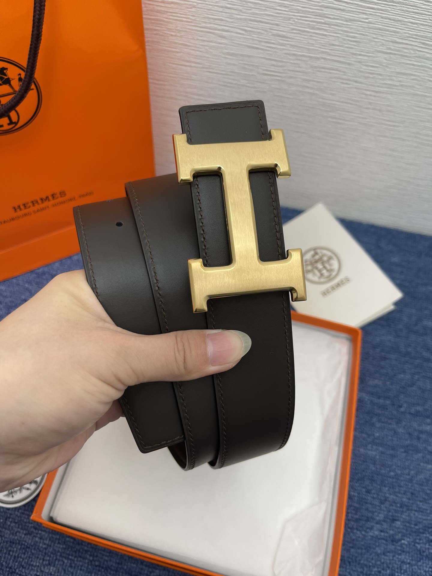 🔴 【品牌】爱马仕 🔴 【描述】采用高级真皮精制而成，触感厚实，饰以商标带扣。腰带为意大利尺寸，请在购买