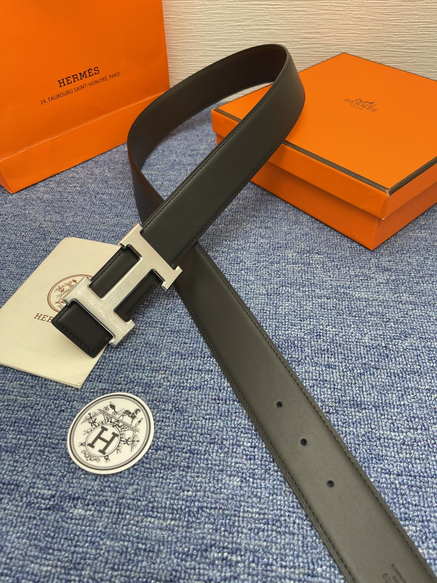 🔴 【品牌】爱马仕 🔴 【描述】采用高级真皮精制而成，触感厚实，饰以商标带扣。腰带为意大利尺寸，请在购买
