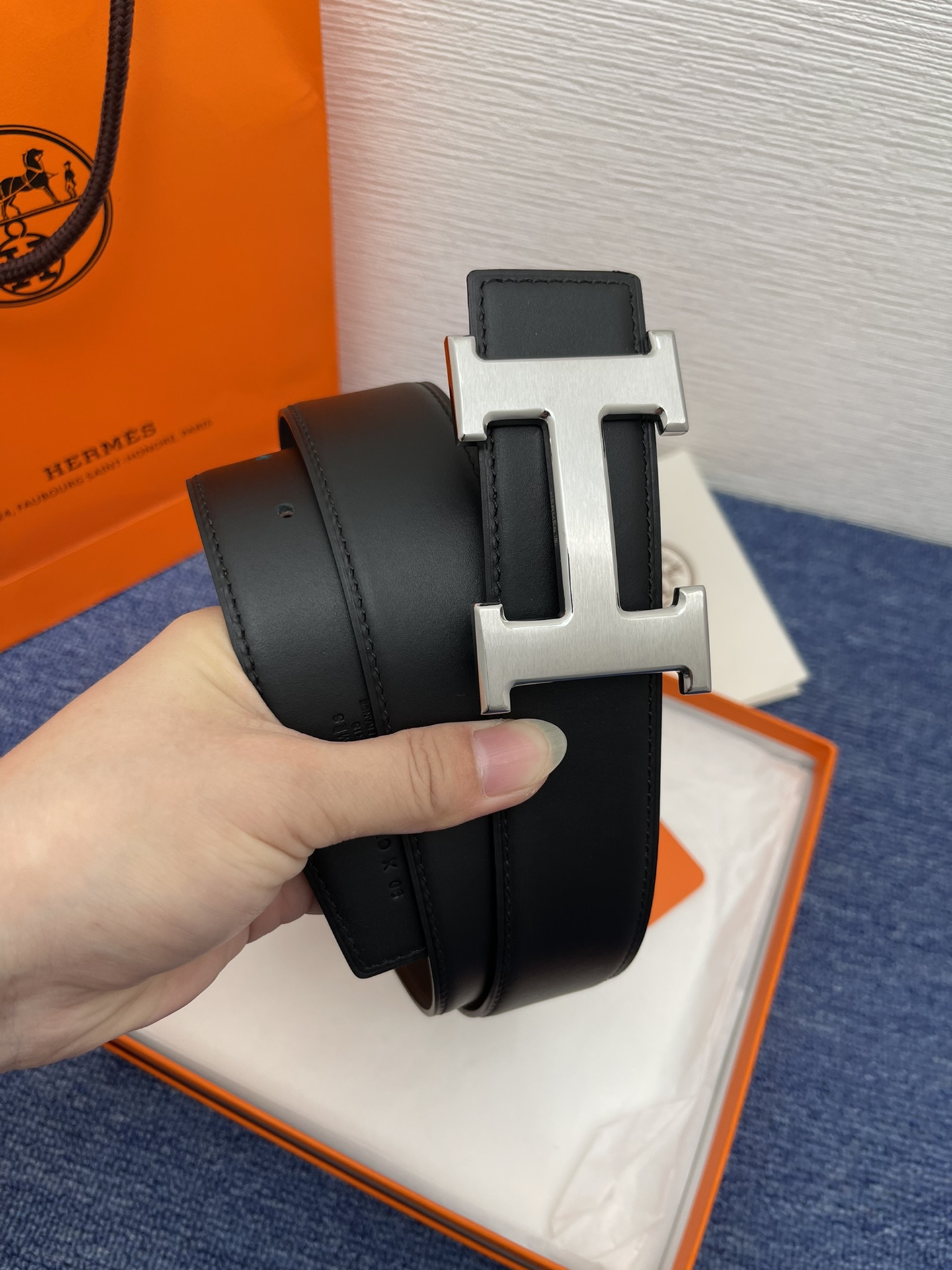 🔴 【品牌】爱马仕 🔴 【描述】采用高级真皮精制而成，触感厚实，饰以商标带扣。腰带为意大利尺寸，请在购买