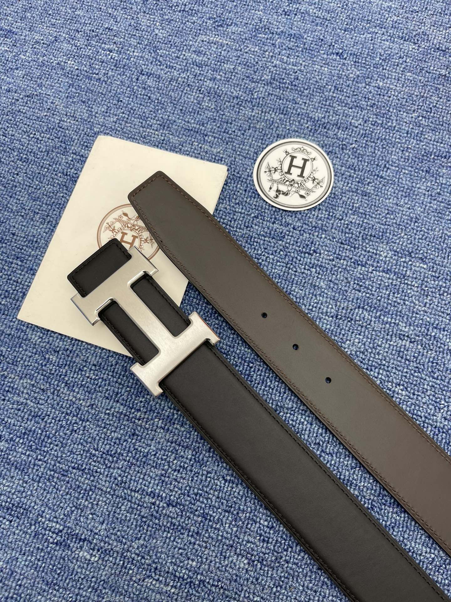 🔴 【品牌】爱马仕 🔴 【描述】采用高级真皮精制而成，触感厚实，饰以商标带扣。腰带为意大利尺寸，请在购买