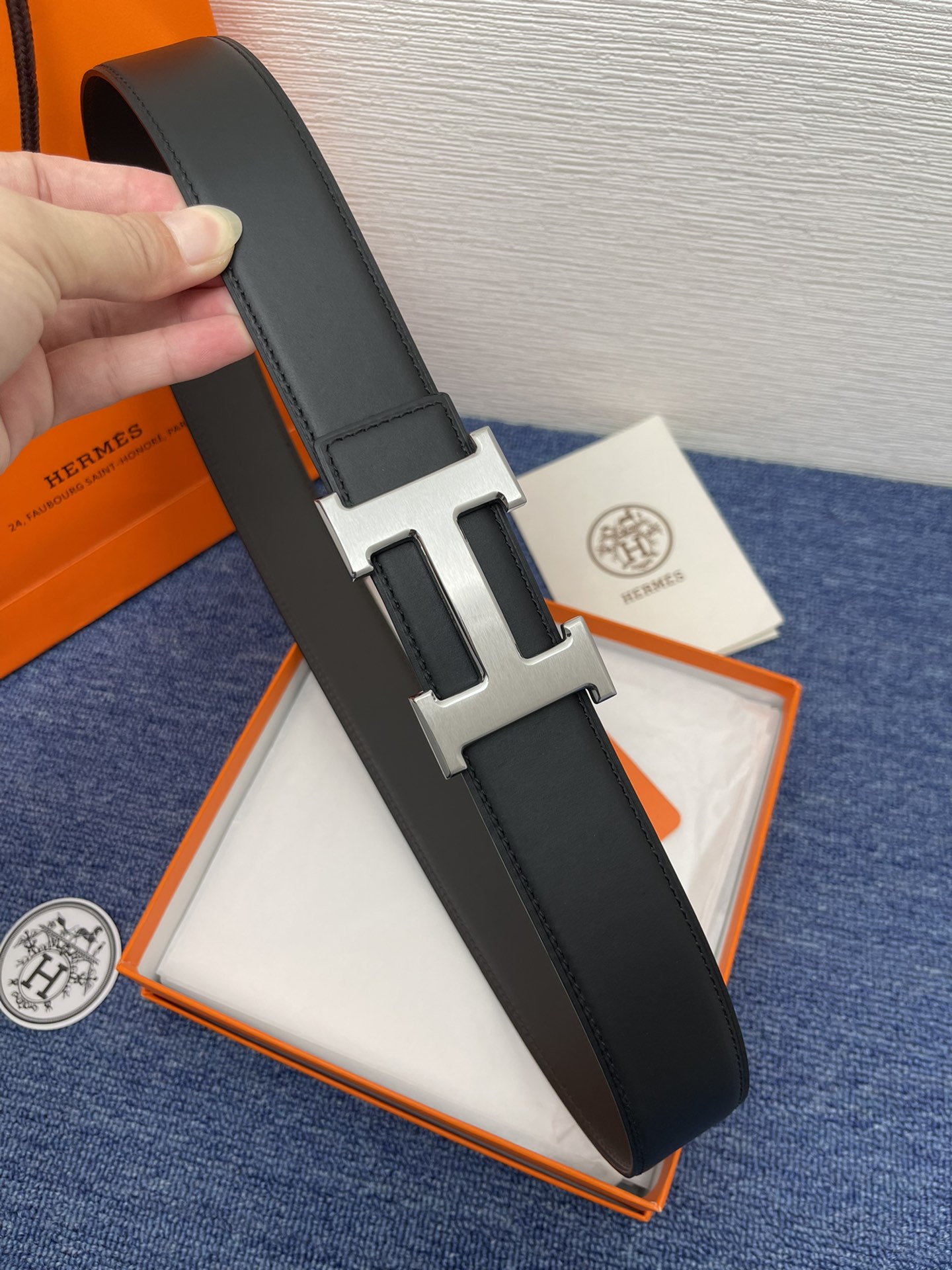 🔴 【品牌】爱马仕 🔴 【描述】采用高级真皮精制而成，触感厚实，饰以商标带扣。腰带为意大利尺寸，请在购买