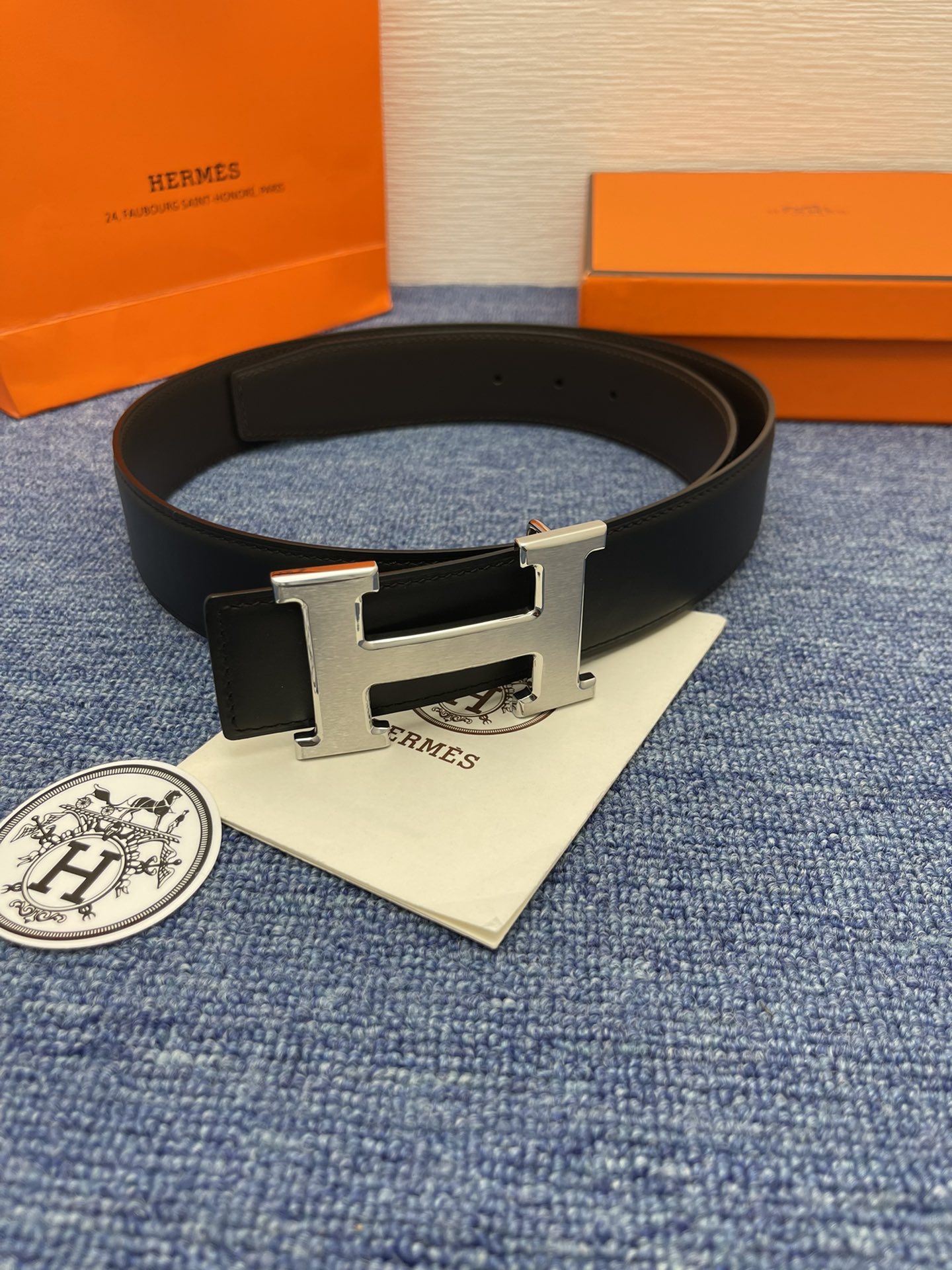 🔴 【品牌】爱马仕 🔴 【描述】采用高级真皮精制而成，触感厚实，饰以商标带扣。腰带为意大利尺寸，请在购买