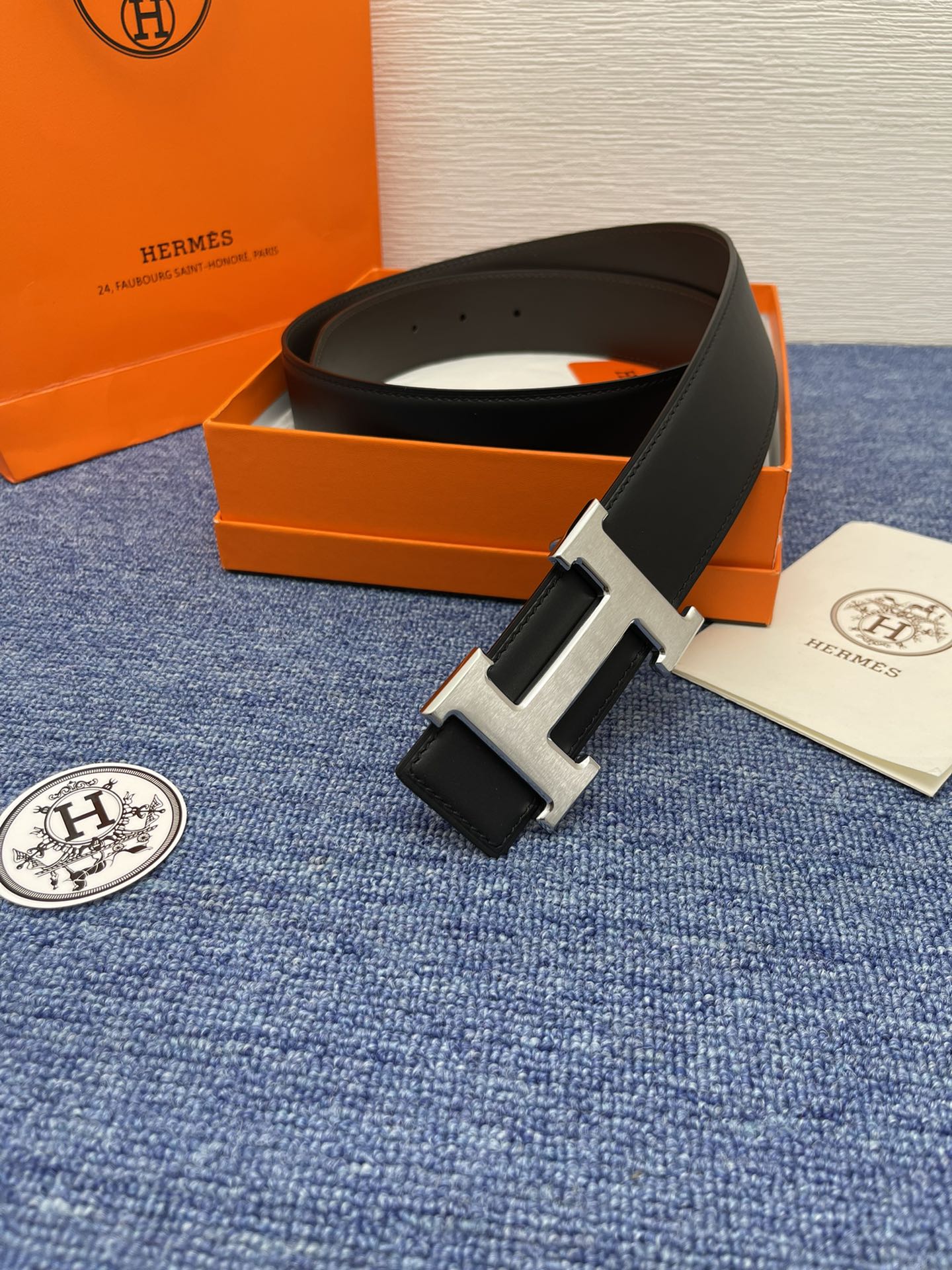 🔴 【品牌】爱马仕 🔴 【描述】采用高级真皮精制而成，触感厚实，饰以商标带扣。腰带为意大利尺寸，请在购买