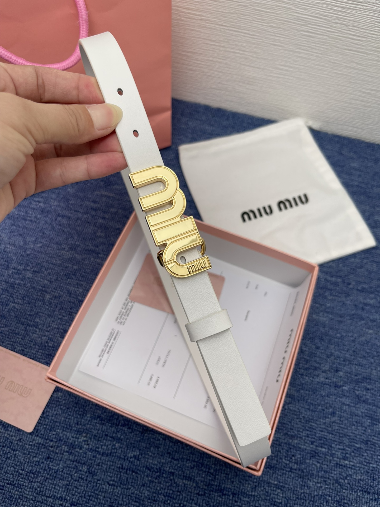 缪缪miumiu专柜新款这款小牛皮腰带是提升别致造型品味的理想之选镂空雕刻logo徽标搭配方型针扣手感柔