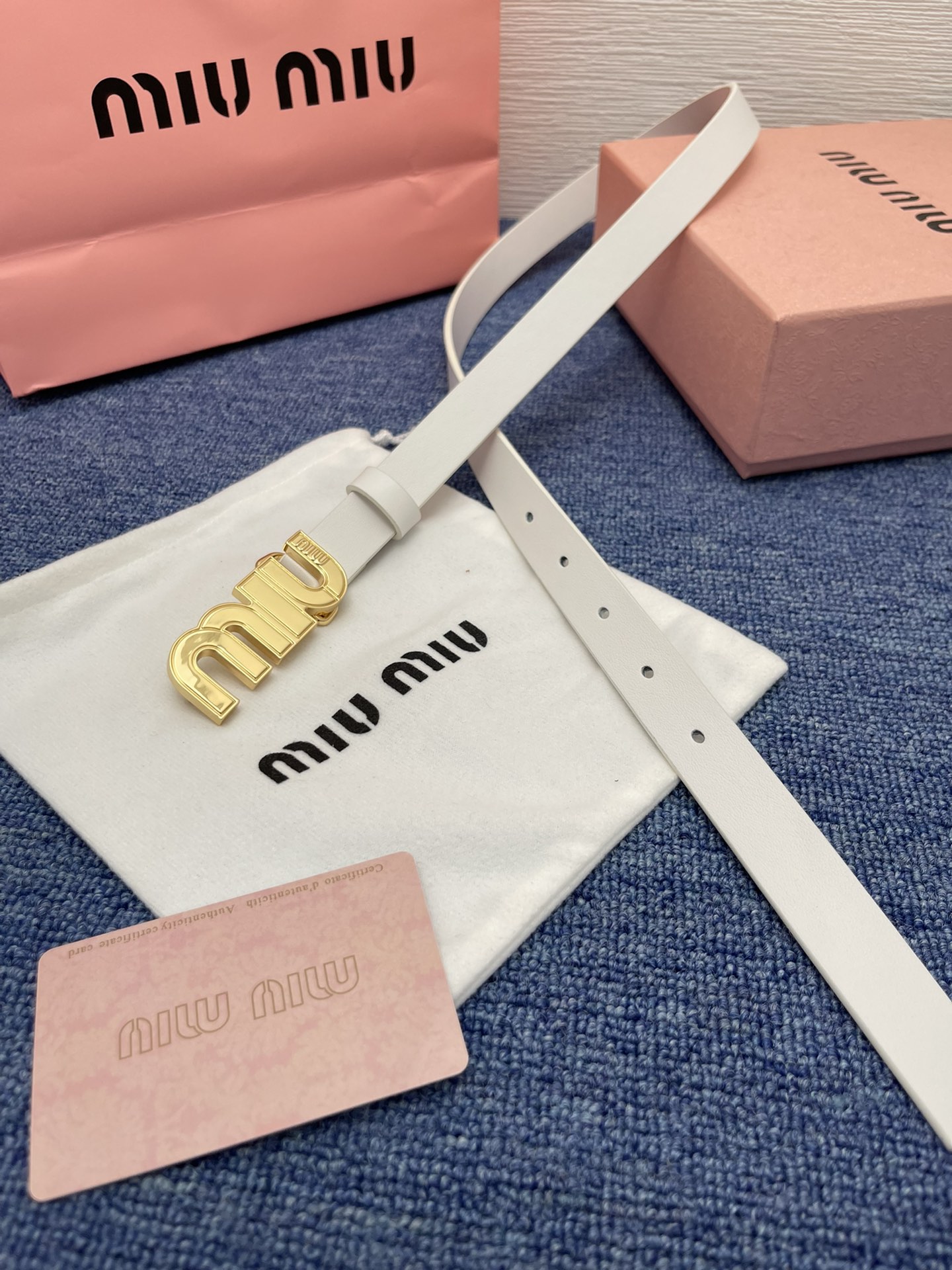 缪缪miumiu专柜新款这款小牛皮腰带是提升别致造型品味的理想之选镂空雕刻logo徽标搭配方型针扣手感柔