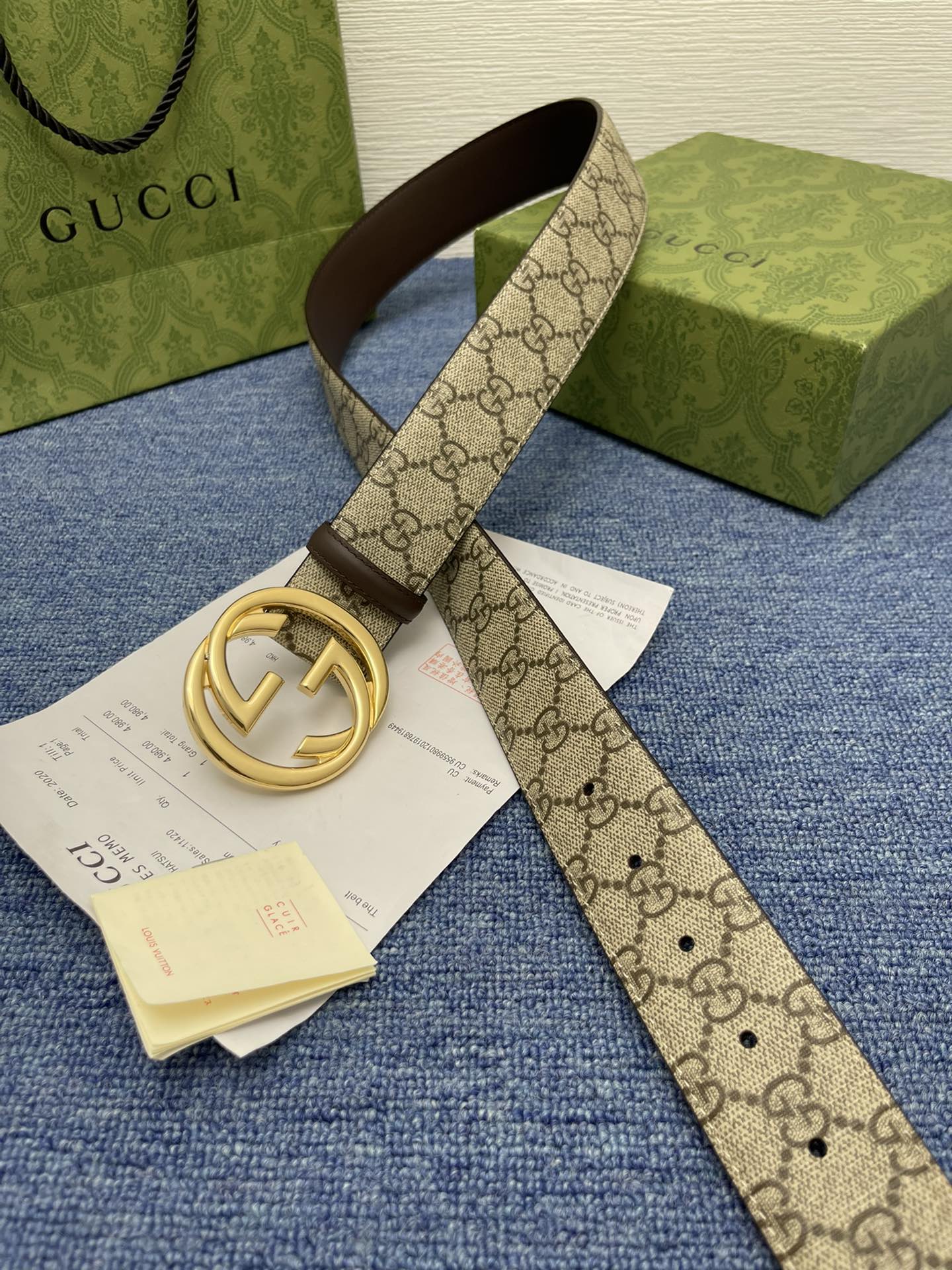 品牌古驰Gucci描述采用高级GucciSignature真皮精制而成触感厚实饰以双G商标带扣腰带为意大