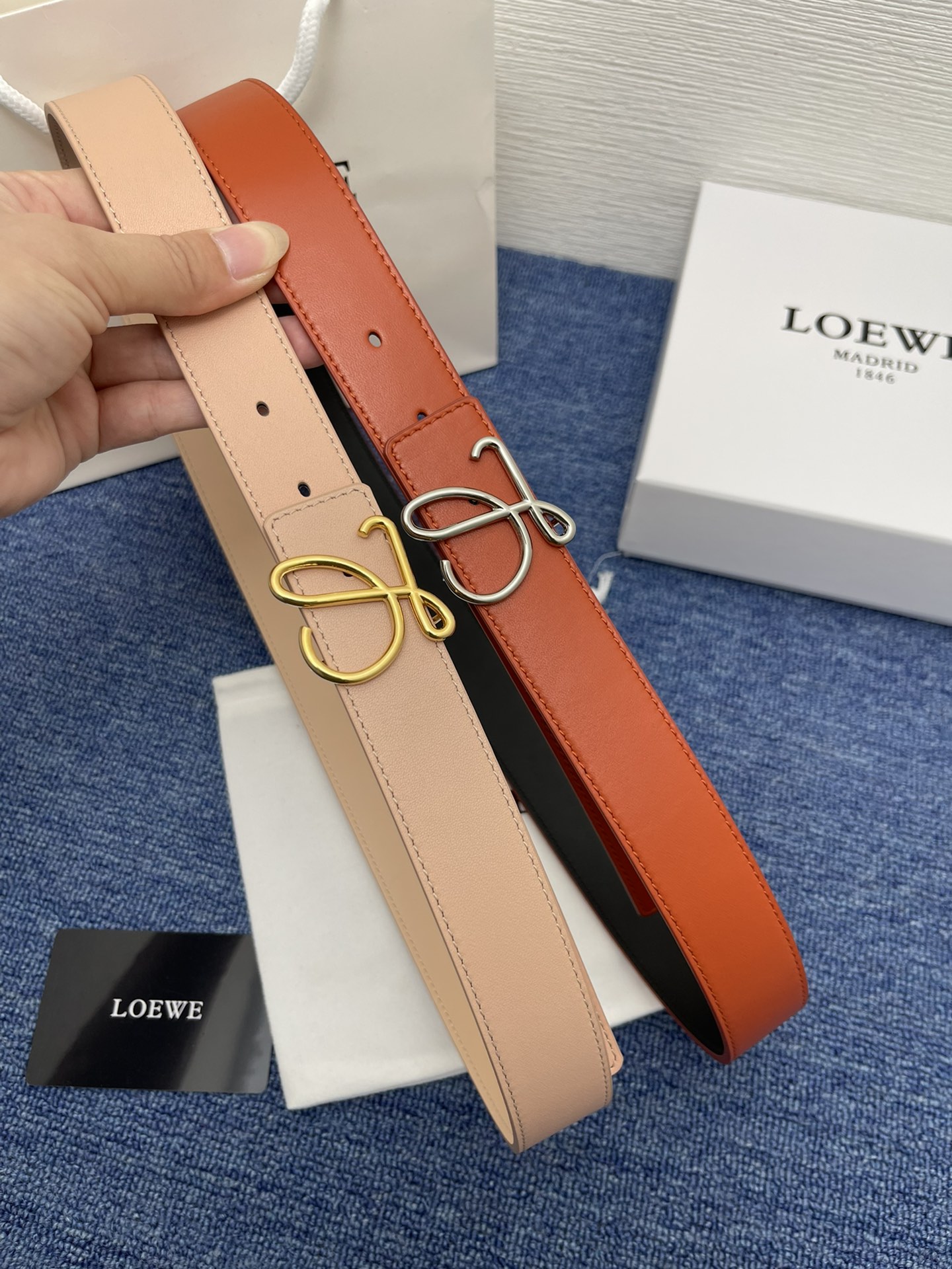 品牌罗意威描述经典系列新品腰带采用小牛皮材质完美搭配手工车线两款经典配色可搭配商务西装或更为休闲的造型腰