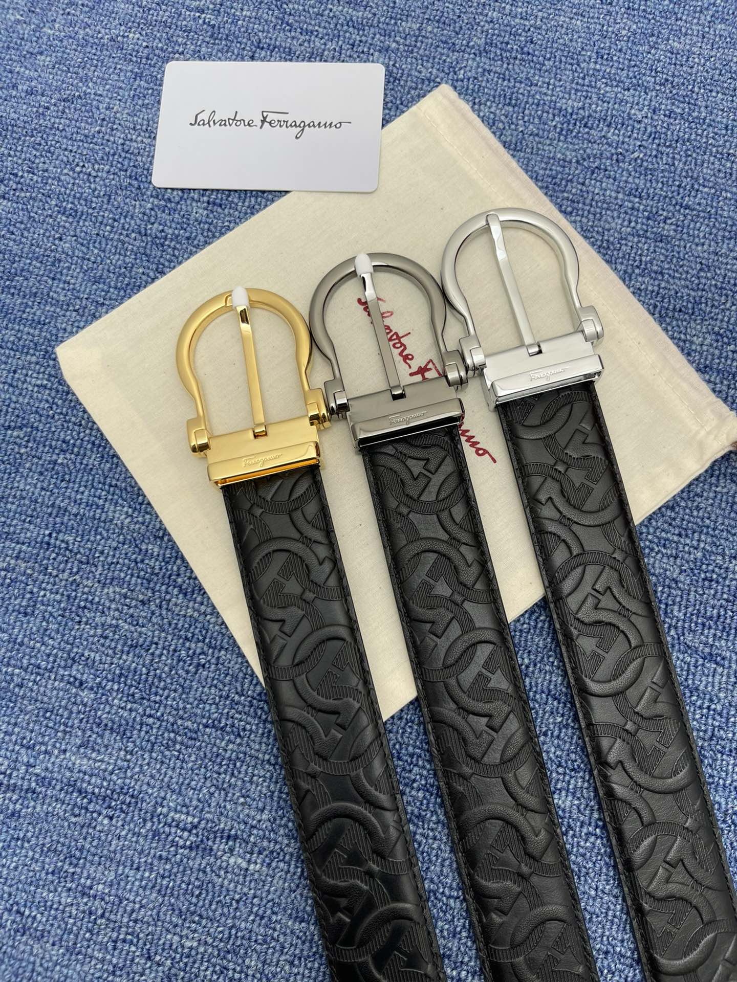 品牌菲拉.格慕3.5cm.描述这款皮带采用天然粒纹皮革材质颇具都市风范细节充满动感同色调金属Gancin
