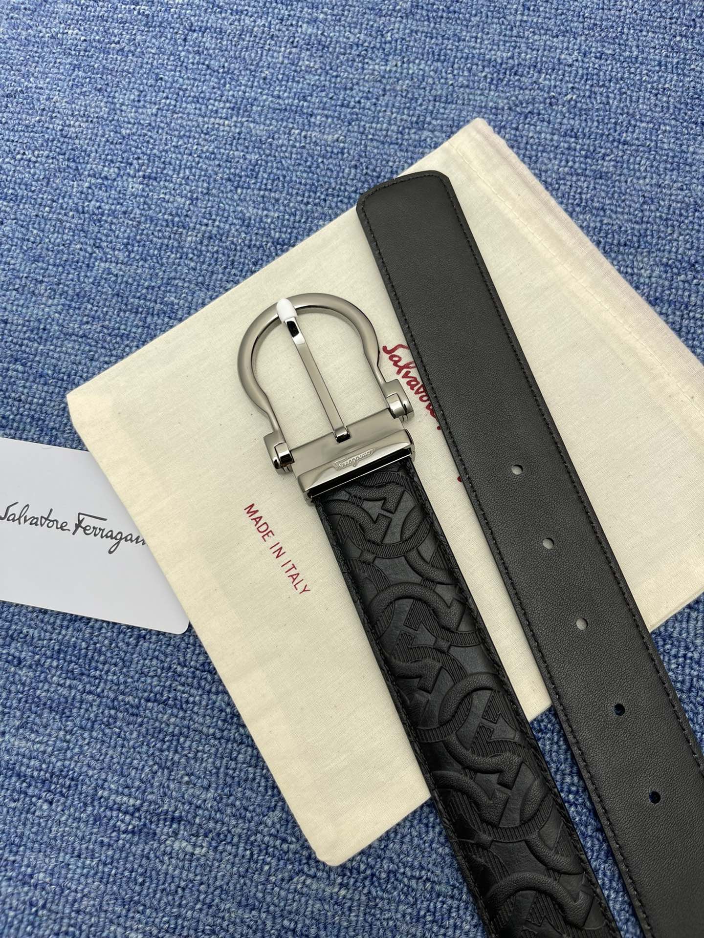 品牌菲拉.格慕3.5cm.描述这款皮带采用天然粒纹皮革材质颇具都市风范细节充满动感同色调金属Gancin