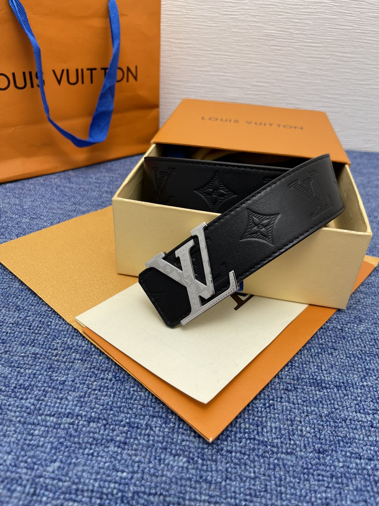 品牌LV4.0cm描述这款饰有LV带扣的腰带配以水牛皮衬里覆以Monogram牛皮展现细腻的品牌特质是牛