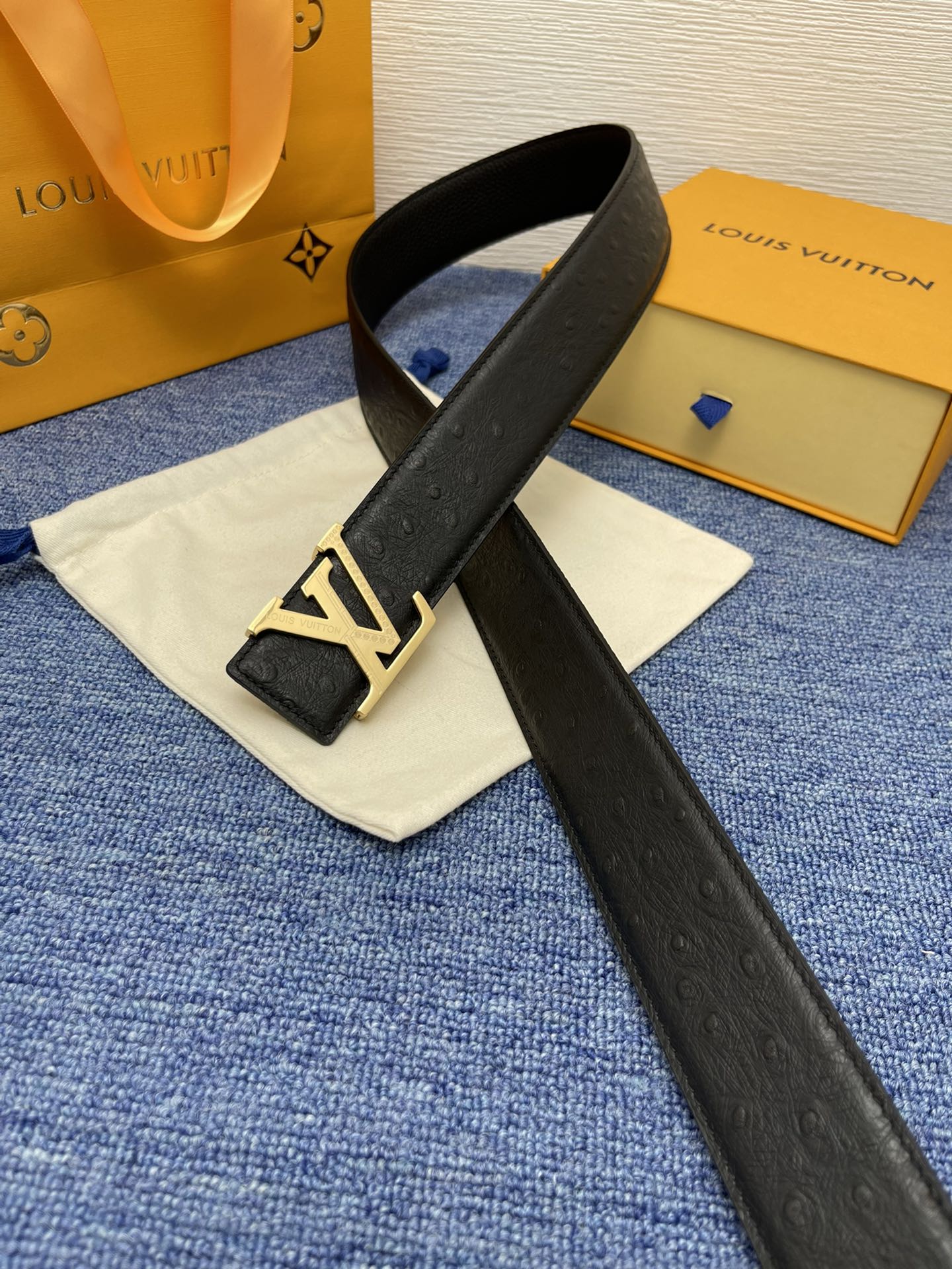 品牌LV4.0cm描述这款饰有LV带扣的腰带配以水牛皮衬里覆以Monogram牛皮展现细腻的品牌特质是牛