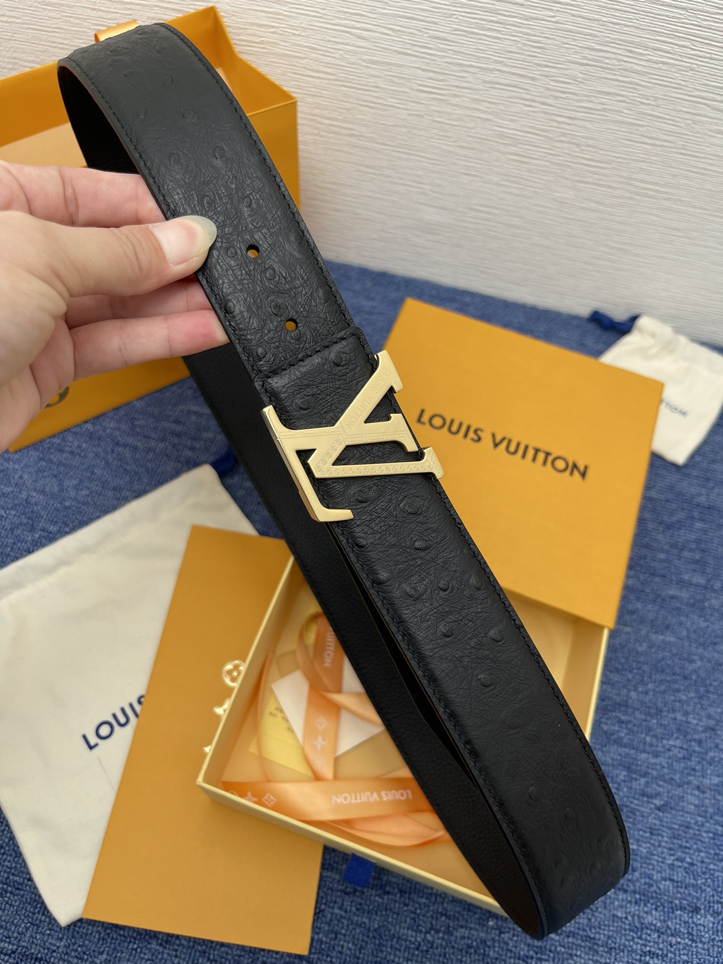品牌LV4.0cm描述这款饰有LV带扣的腰带配以水牛皮衬里覆以Monogram牛皮展现细腻的品牌特质是牛
