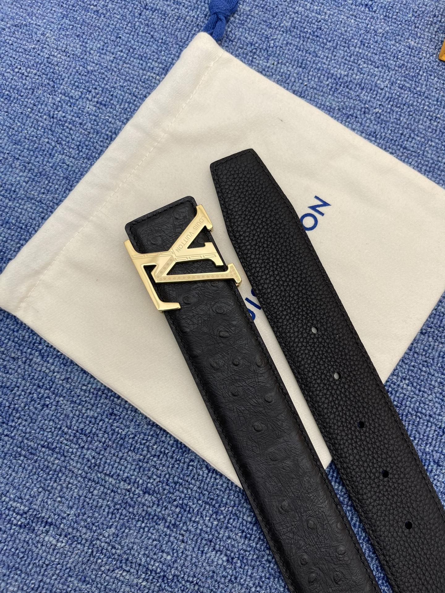 品牌LV4.0cm描述这款饰有LV带扣的腰带配以水牛皮衬里覆以Monogram牛皮展现细腻的品牌特质是牛