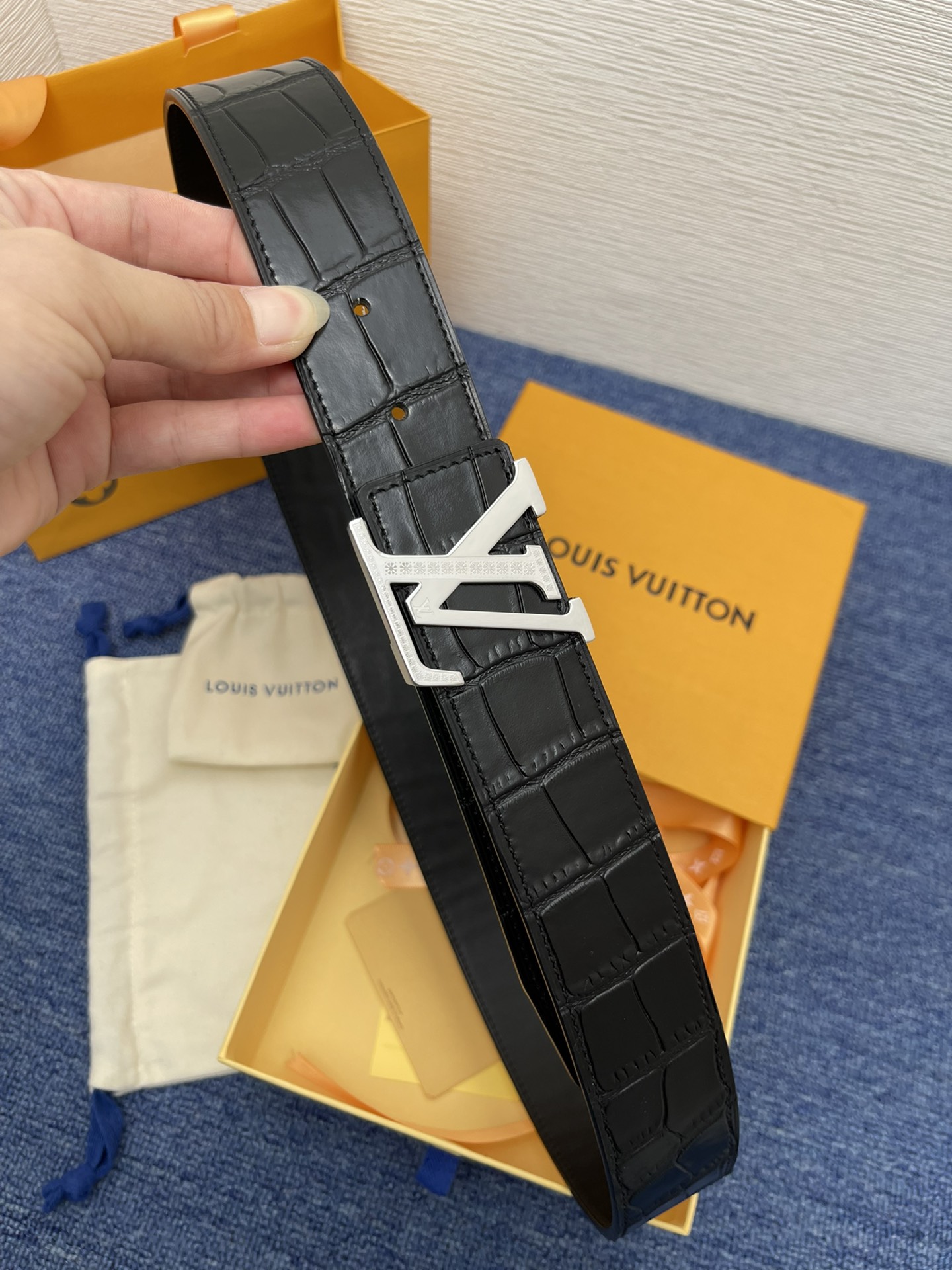 品牌LV4.0cm描述这款饰有LV带扣的腰带配以水牛皮衬里覆以Monogram牛皮展现细腻的品牌特质是牛