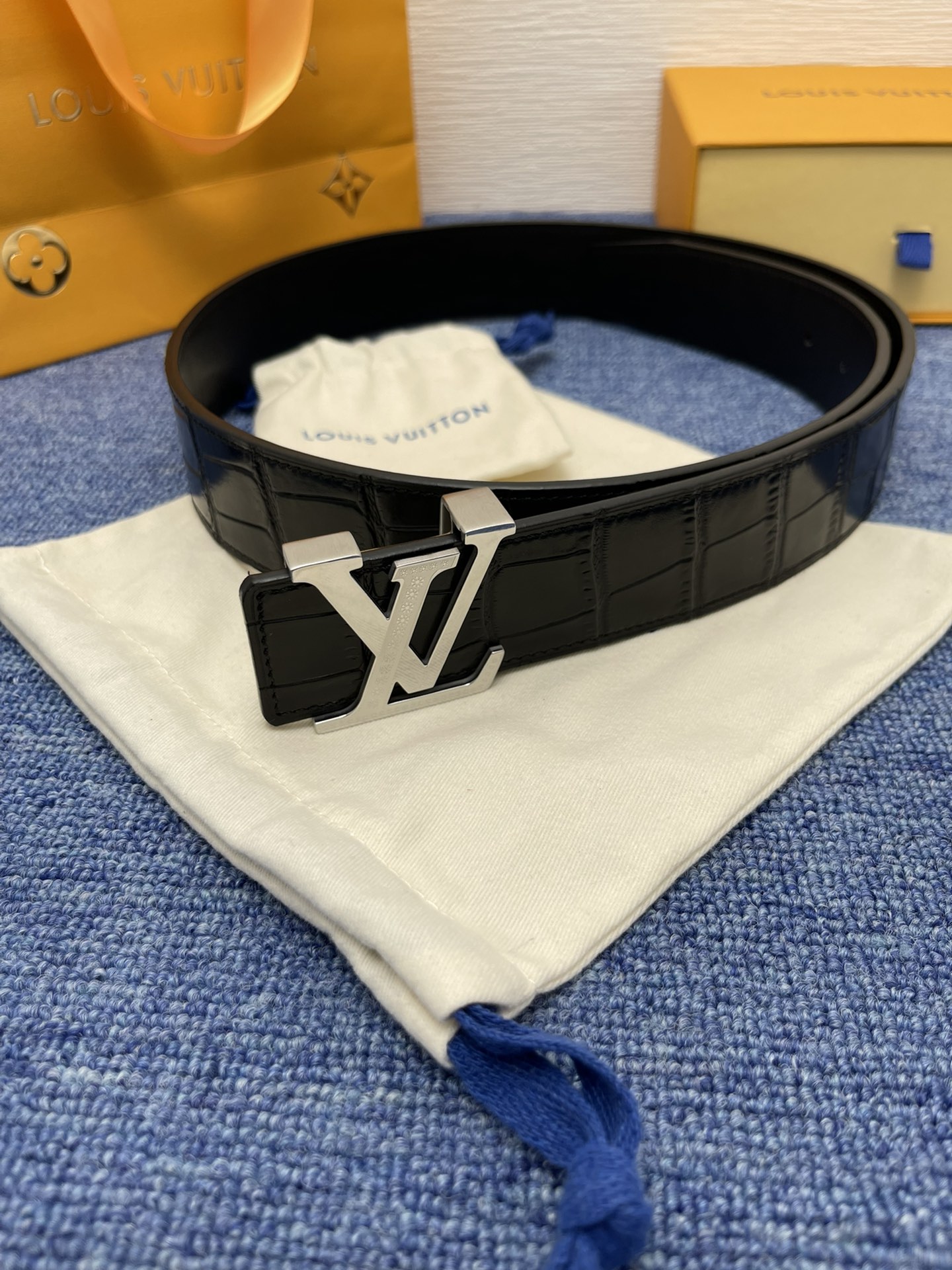 品牌LV4.0cm描述这款饰有LV带扣的腰带配以水牛皮衬里覆以Monogram牛皮展现细腻的品牌特质是牛