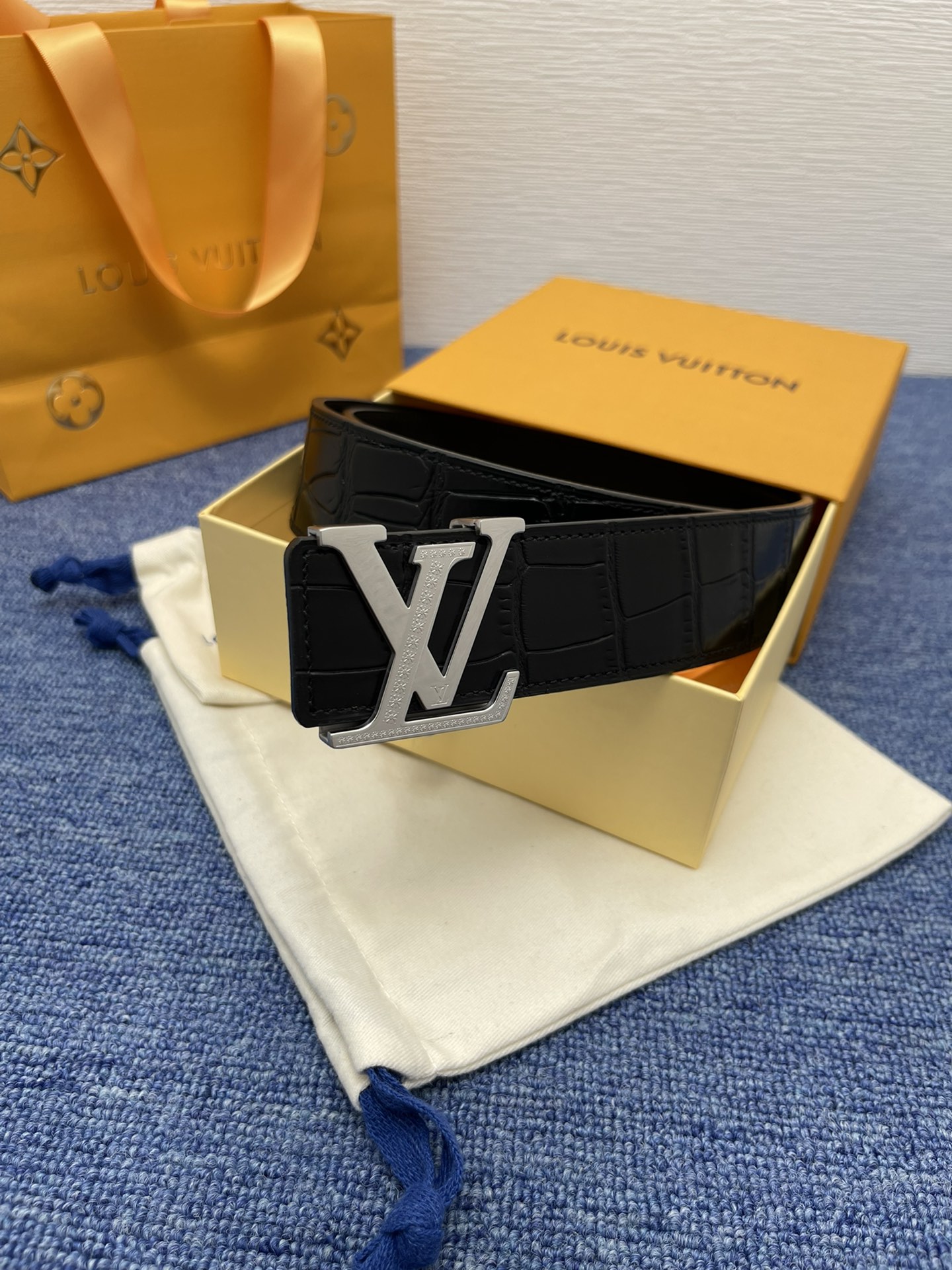 品牌LV4.0cm描述这款饰有LV带扣的腰带配以水牛皮衬里覆以Monogram牛皮展现细腻的品牌特质是牛