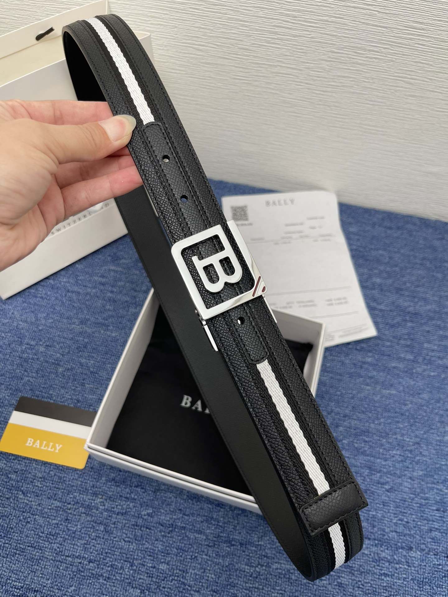 🔴 【品牌】巴利 🔴 【描述】经典系列新品腰带，采用小牛皮材质，完美搭配手工车线，经典配色，可搭配商务西