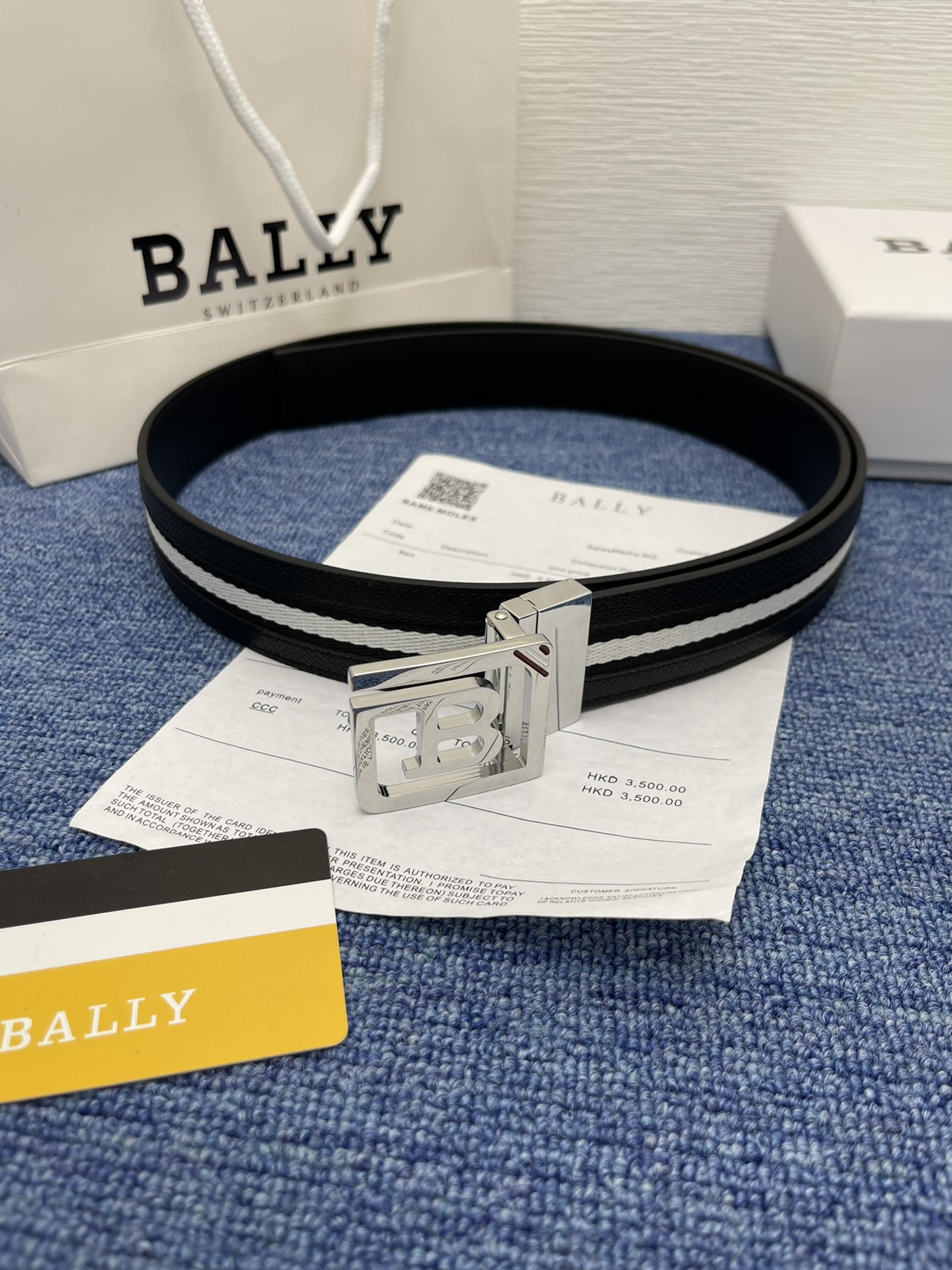 🔴 【品牌】巴利 🔴 【描述】经典系列新品腰带，采用小牛皮材质，完美搭配手工车线，经典配色，可搭配商务西