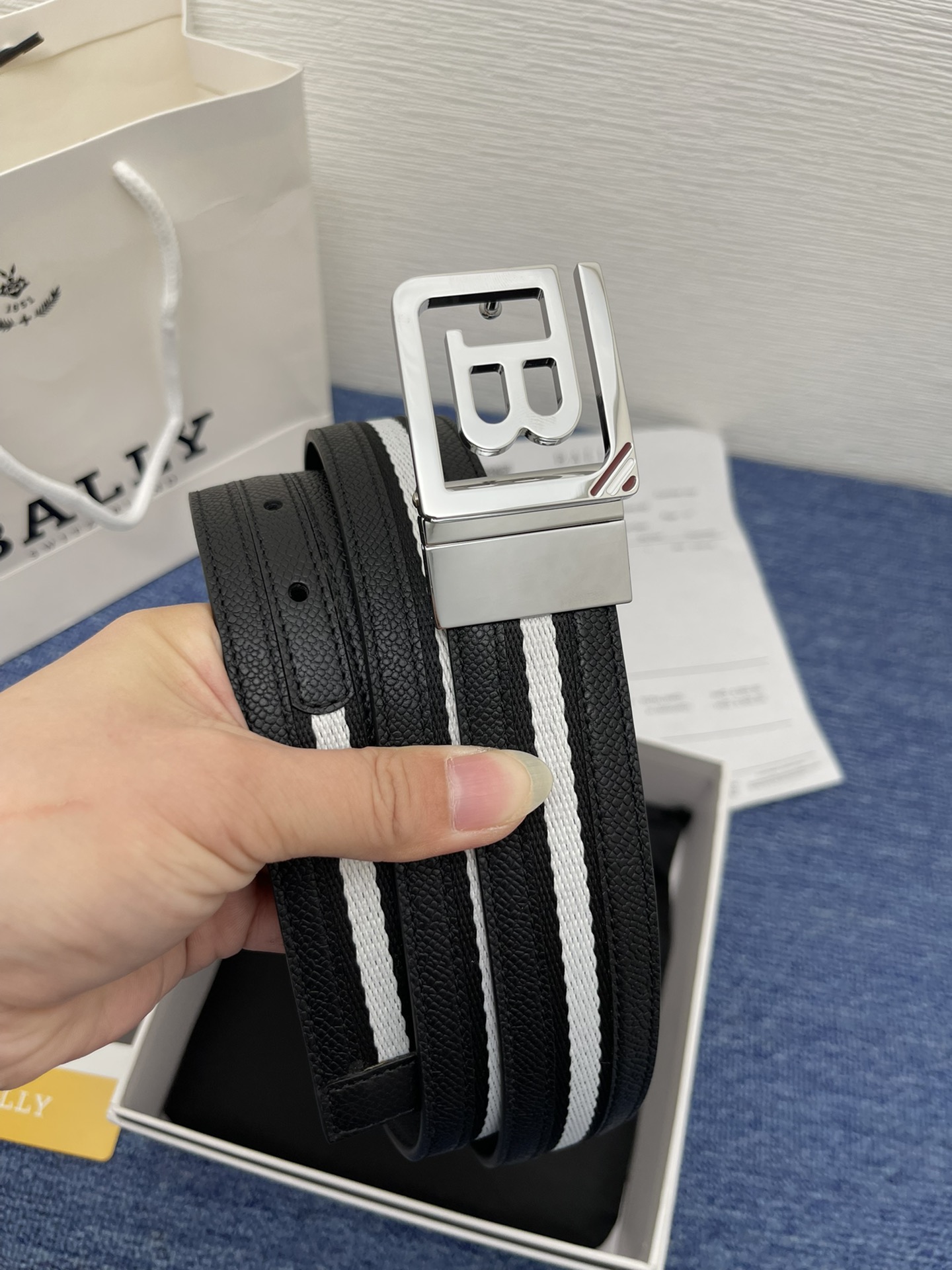 🔴 【品牌】巴利 🔴 【描述】经典系列新品腰带，采用小牛皮材质，完美搭配手工车线，经典配色，可搭配商务西