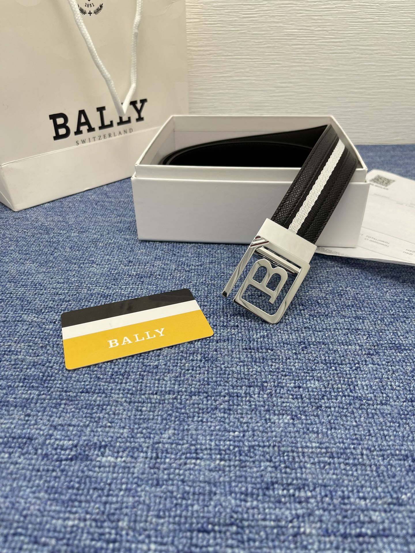 🔴 【品牌】巴利 🔴 【描述】经典系列新品腰带，采用小牛皮材质，完美搭配手工车线，经典配色，可搭配商务西