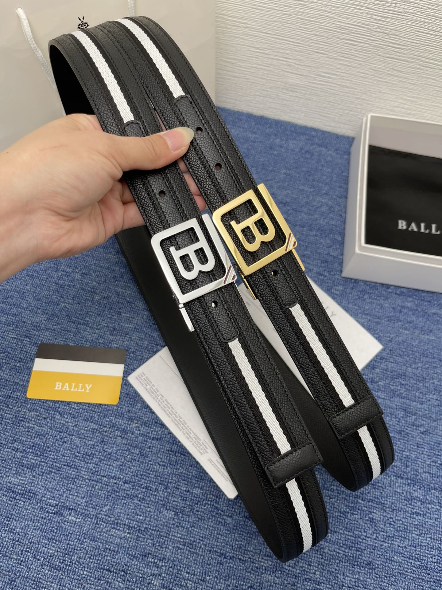 🔴 【品牌】巴利 🔴 【描述】经典系列新品腰带，采用小牛皮材质，完美搭配手工车线，经典配色，可搭配商务西