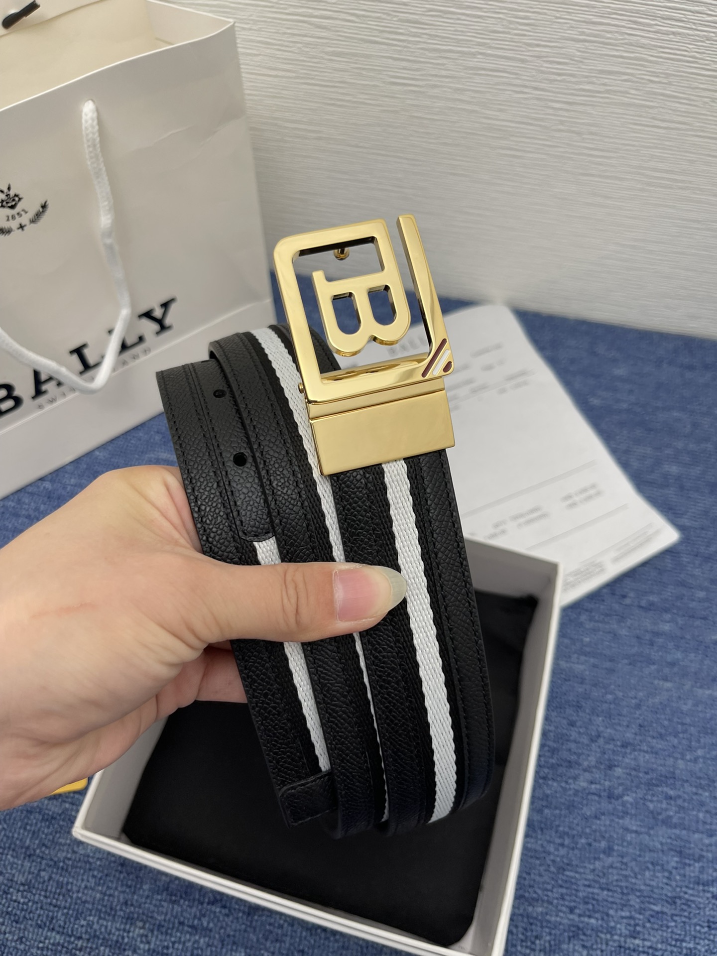 🔴 【品牌】巴利 🔴 【描述】经典系列新品腰带，采用小牛皮材质，完美搭配手工车线，经典配色，可搭配商务西