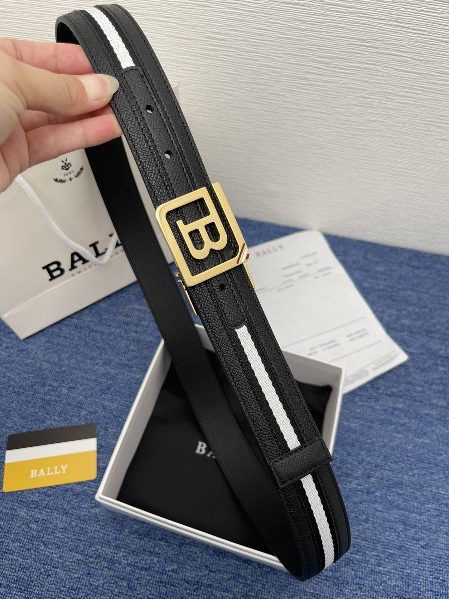 🔴 【品牌】巴利 🔴 【描述】经典系列新品腰带，采用小牛皮材质，完美搭配手工车线，经典配色，可搭配商务西