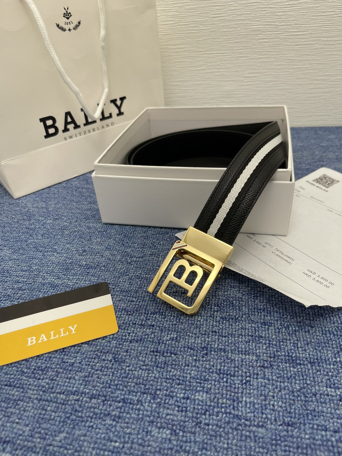 🔴 【品牌】巴利 🔴 【描述】经典系列新品腰带，采用小牛皮材质，完美搭配手工车线，经典配色，可搭配商务西