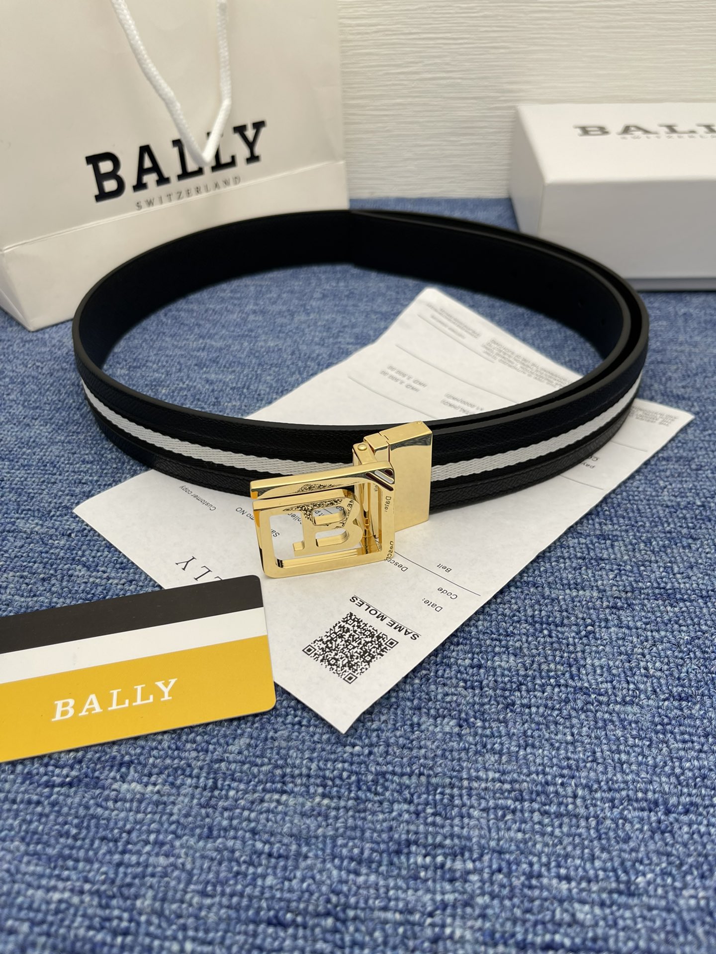 🔴 【品牌】巴利 🔴 【描述】经典系列新品腰带，采用小牛皮材质，完美搭配手工车线，经典配色，可搭配商务西