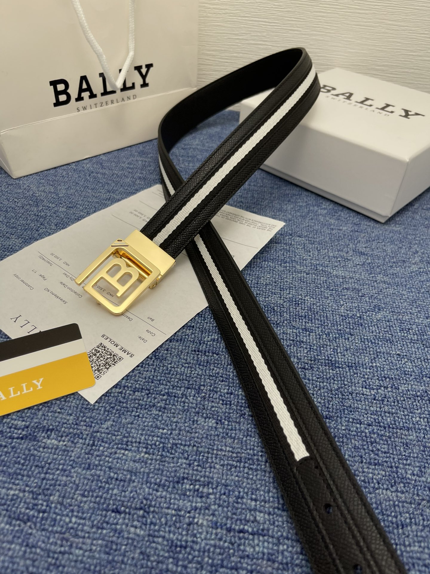 🔴 【品牌】巴利 🔴 【描述】经典系列新品腰带，采用小牛皮材质，完美搭配手工车线，经典配色，可搭配商务西