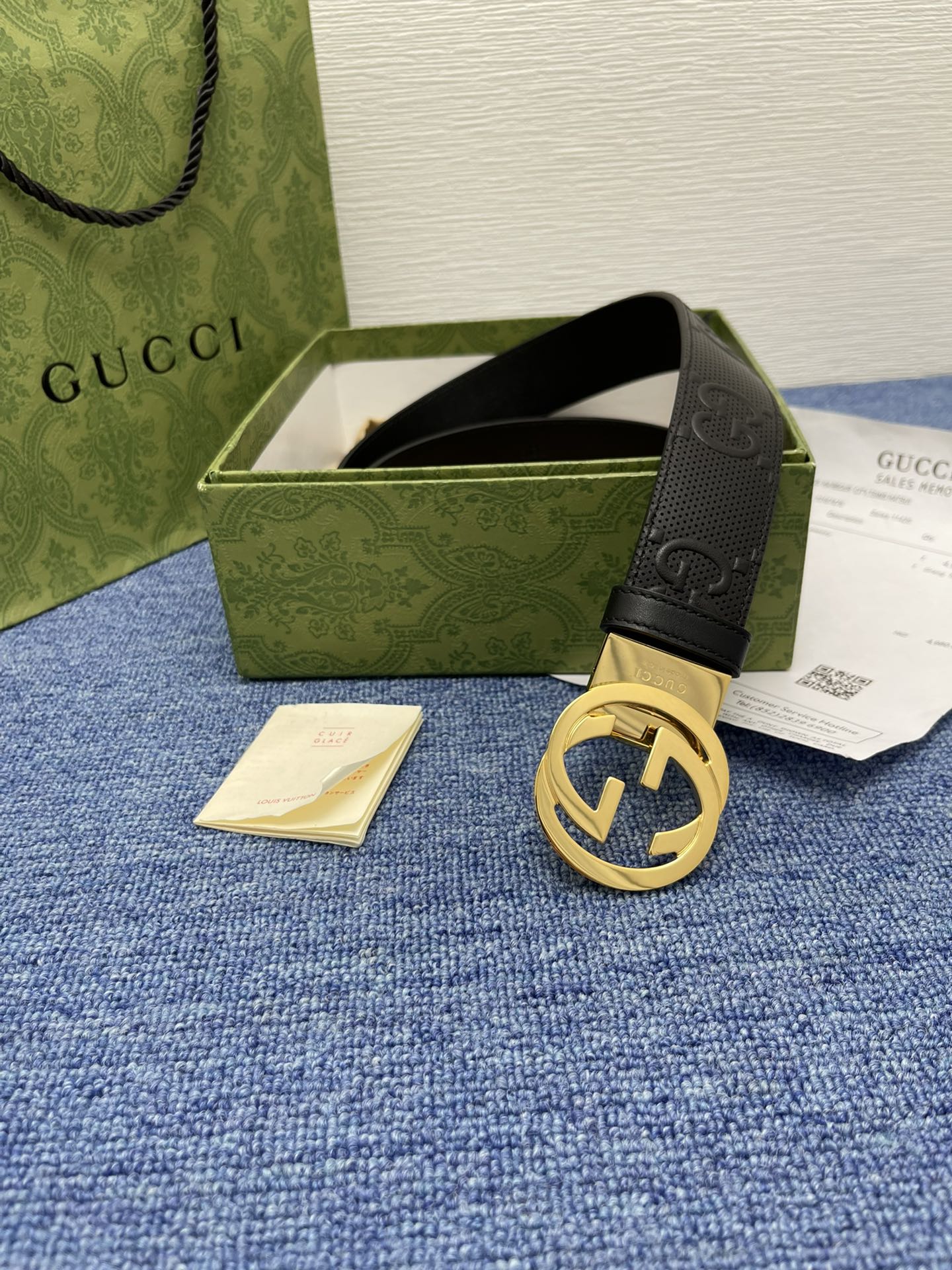 品牌古驰Gucci描述采用高级GucciSignature真皮精制而成触感厚实饰以双G商标带扣腰带为意大