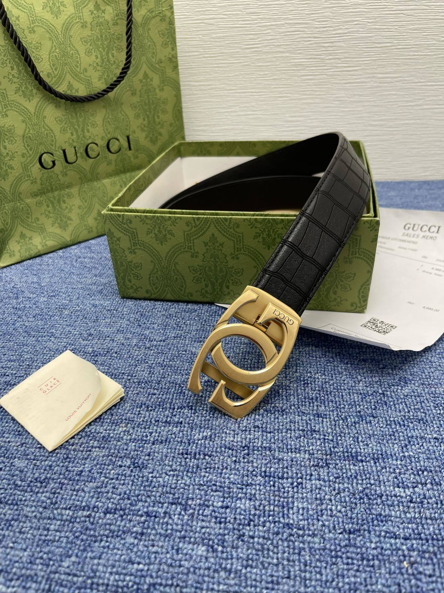 品牌古驰Gucci自动描述采用高级GucciSignature真皮精制而成触感厚实饰以双G商标带扣腰带为