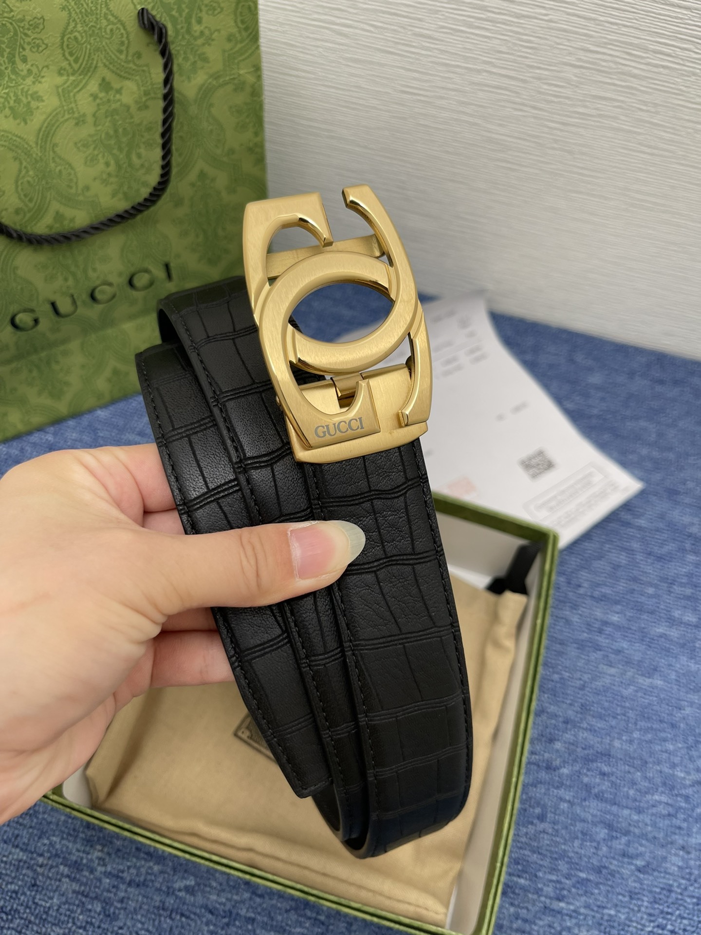 品牌古驰Gucci自动描述采用高级GucciSignature真皮精制而成触感厚实饰以双G商标带扣腰带为