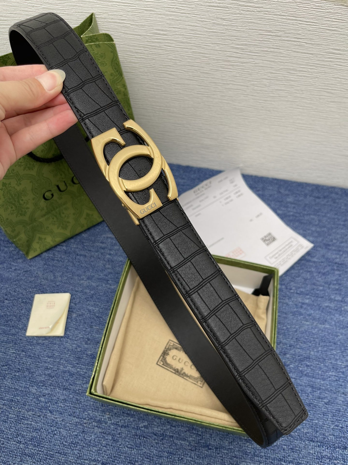 品牌古驰Gucci自动描述采用高级GucciSignature真皮精制而成触感厚实饰以双G商标带扣腰带为