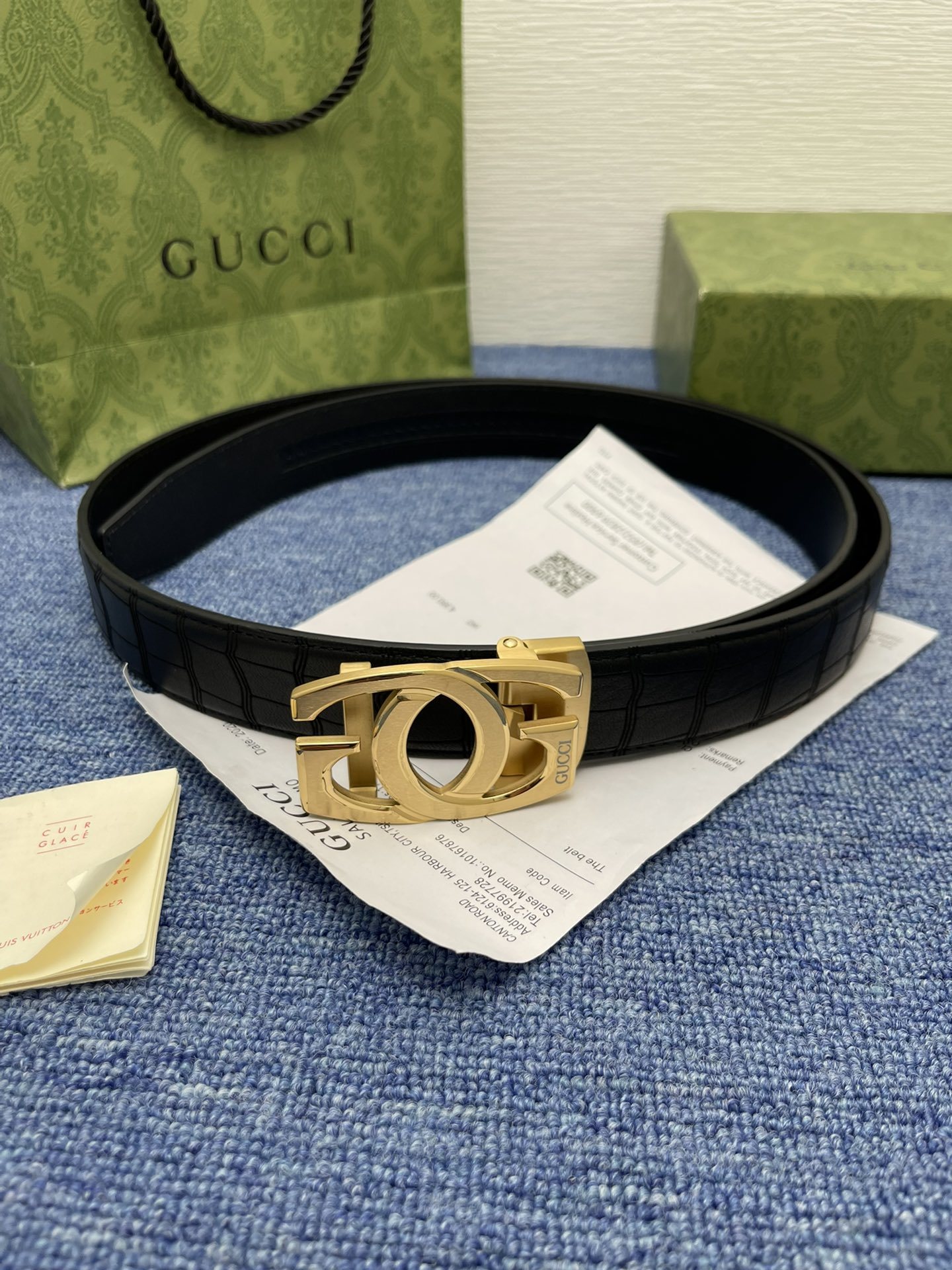 品牌古驰Gucci自动描述采用高级GucciSignature真皮精制而成触感厚实饰以双G商标带扣腰带为