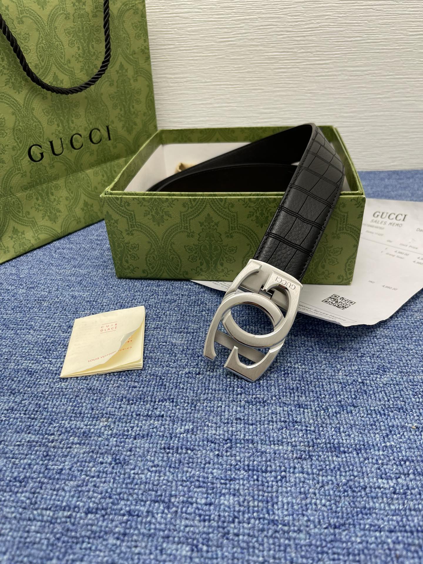 品牌古驰Gucci自动描述采用高级GucciSignature真皮精制而成触感厚实饰以双G商标带扣腰带为