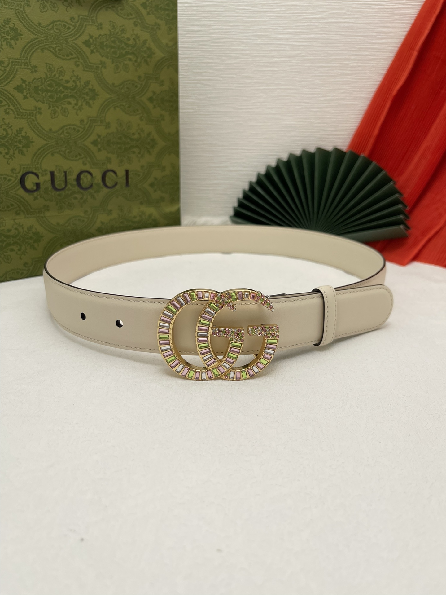 品牌古驰Gucci描述采用高级GucciSignature真皮精制而成触感厚实饰以双G商标带扣腰带为意大