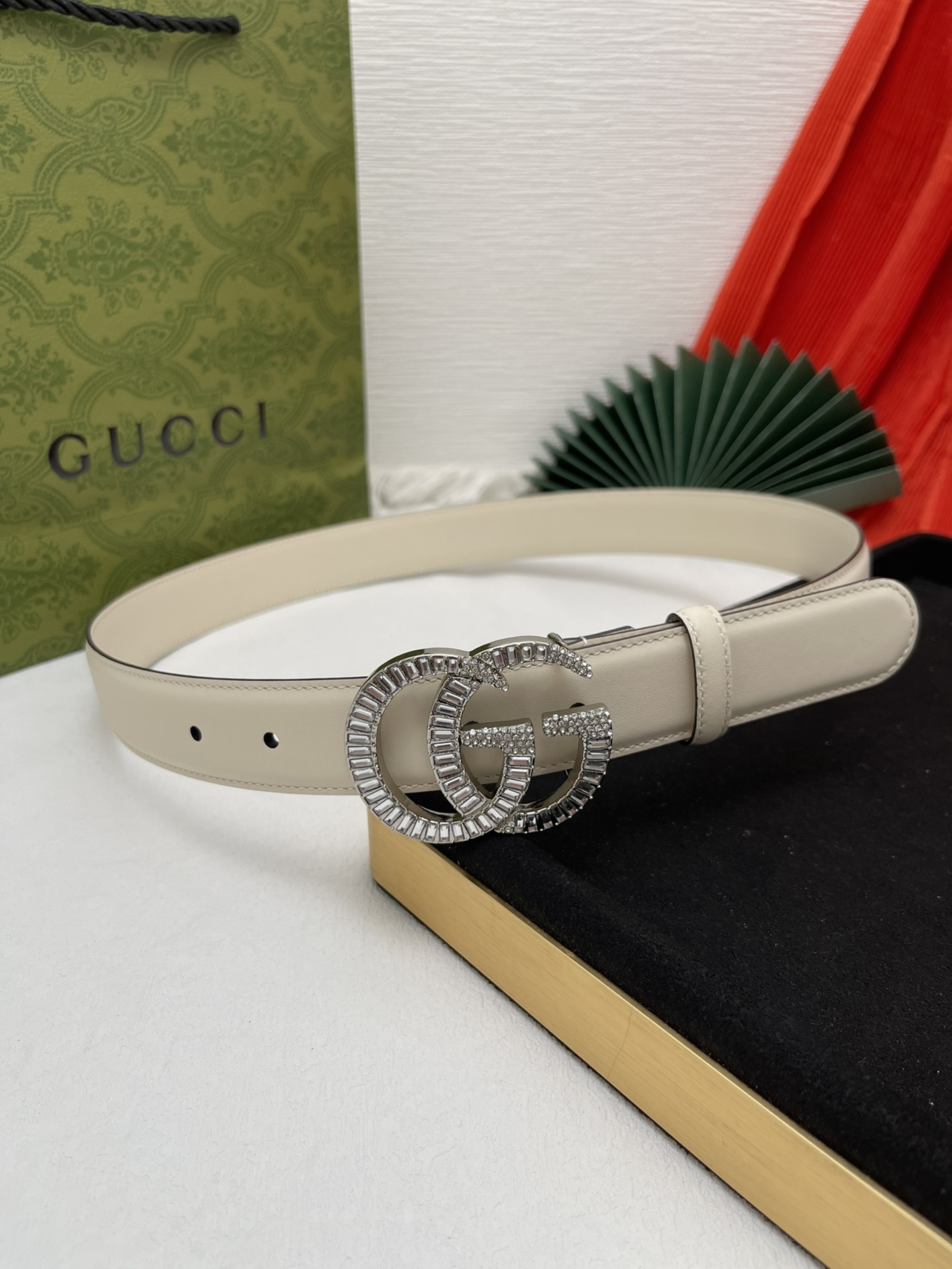 品牌古驰Gucci描述采用高级GucciSignature真皮精制而成触感厚实饰以双G商标带扣腰带为意大