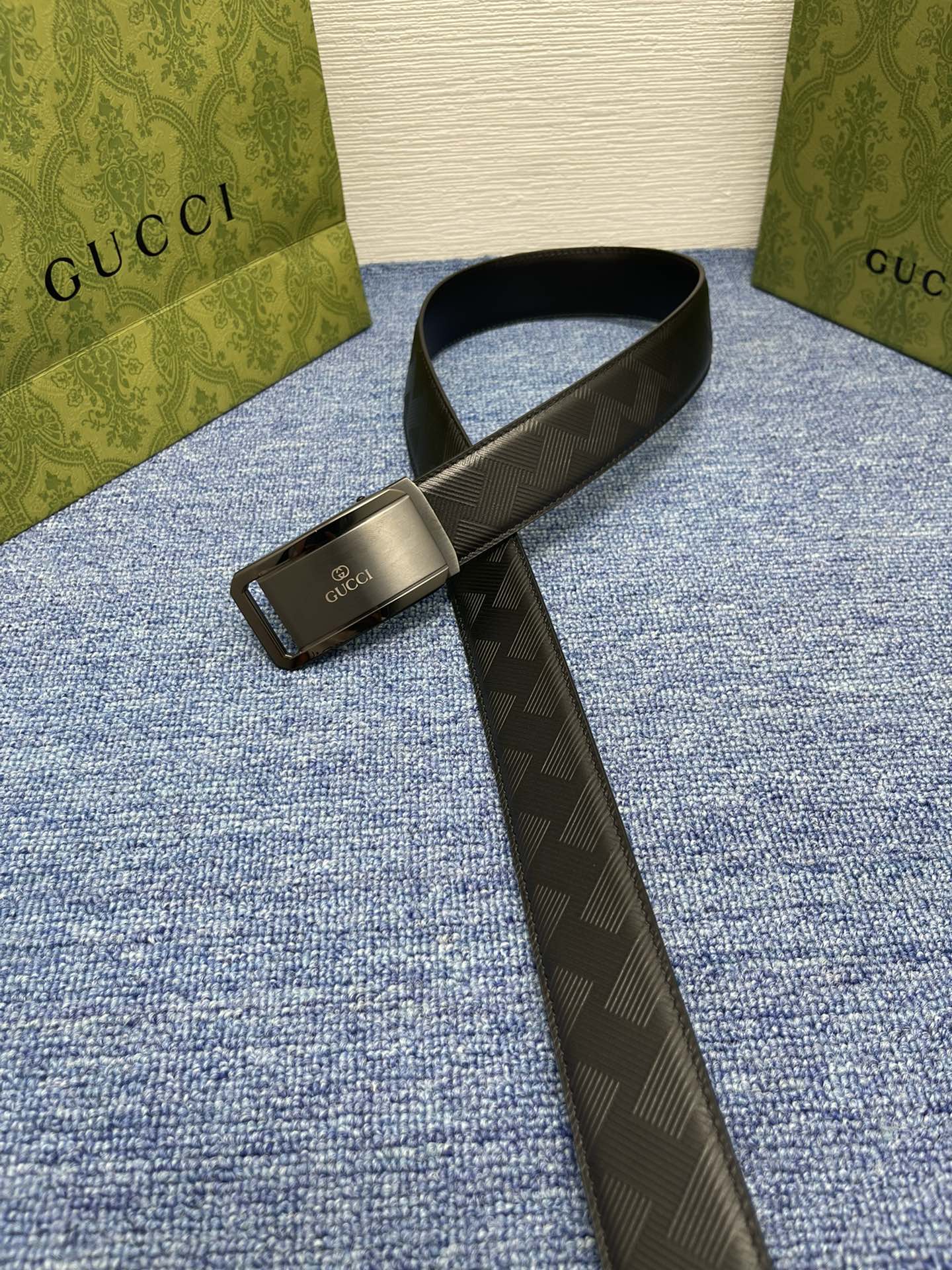 品牌古驰Gucci自动描述采用高级GucciSignature真皮精制而成触感厚实饰以双G商标带扣腰带为