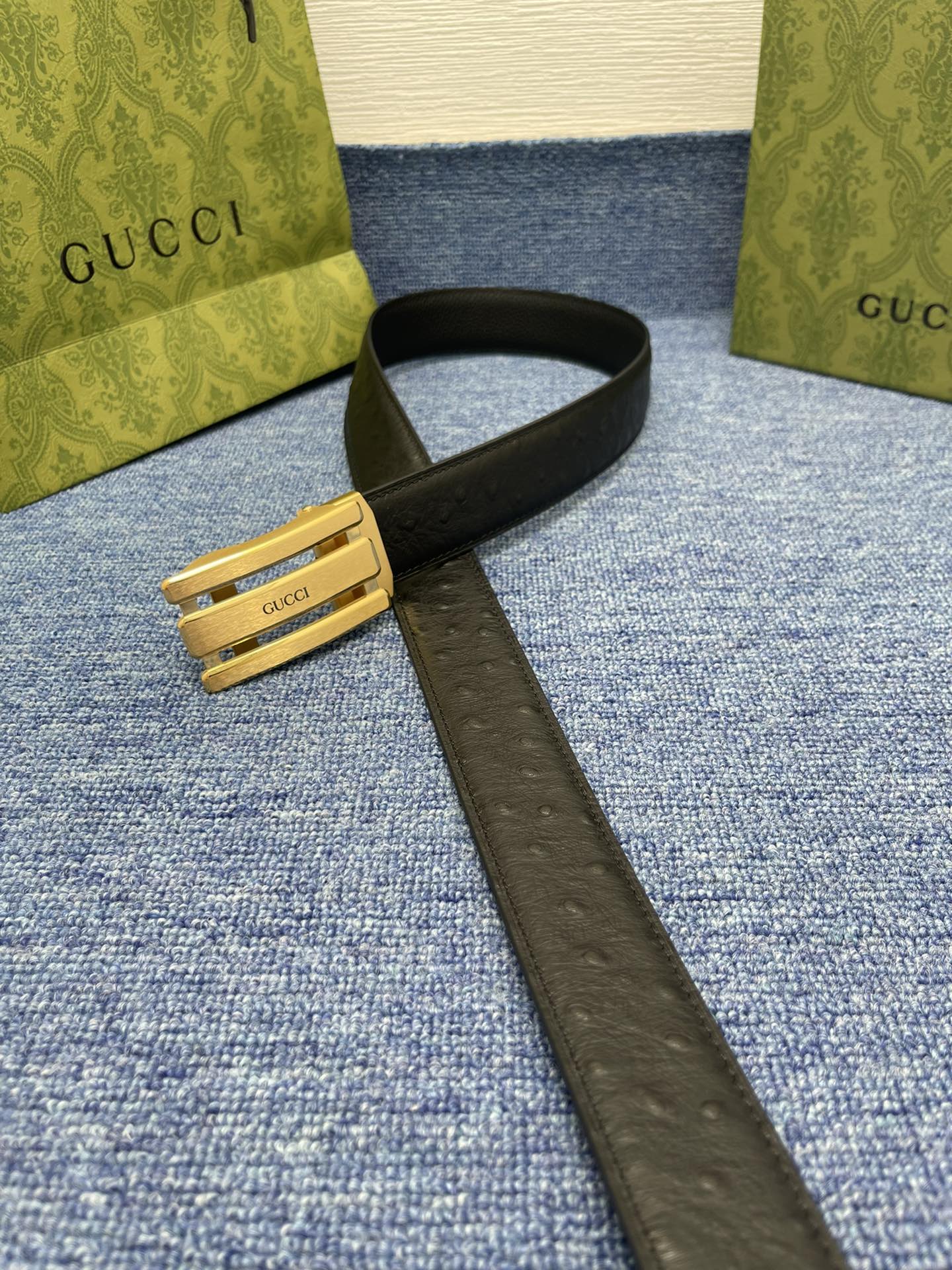 品牌古驰Gucci自动描述采用高级GucciSignature真皮精制而成触感厚实饰以双G商标带扣腰带为