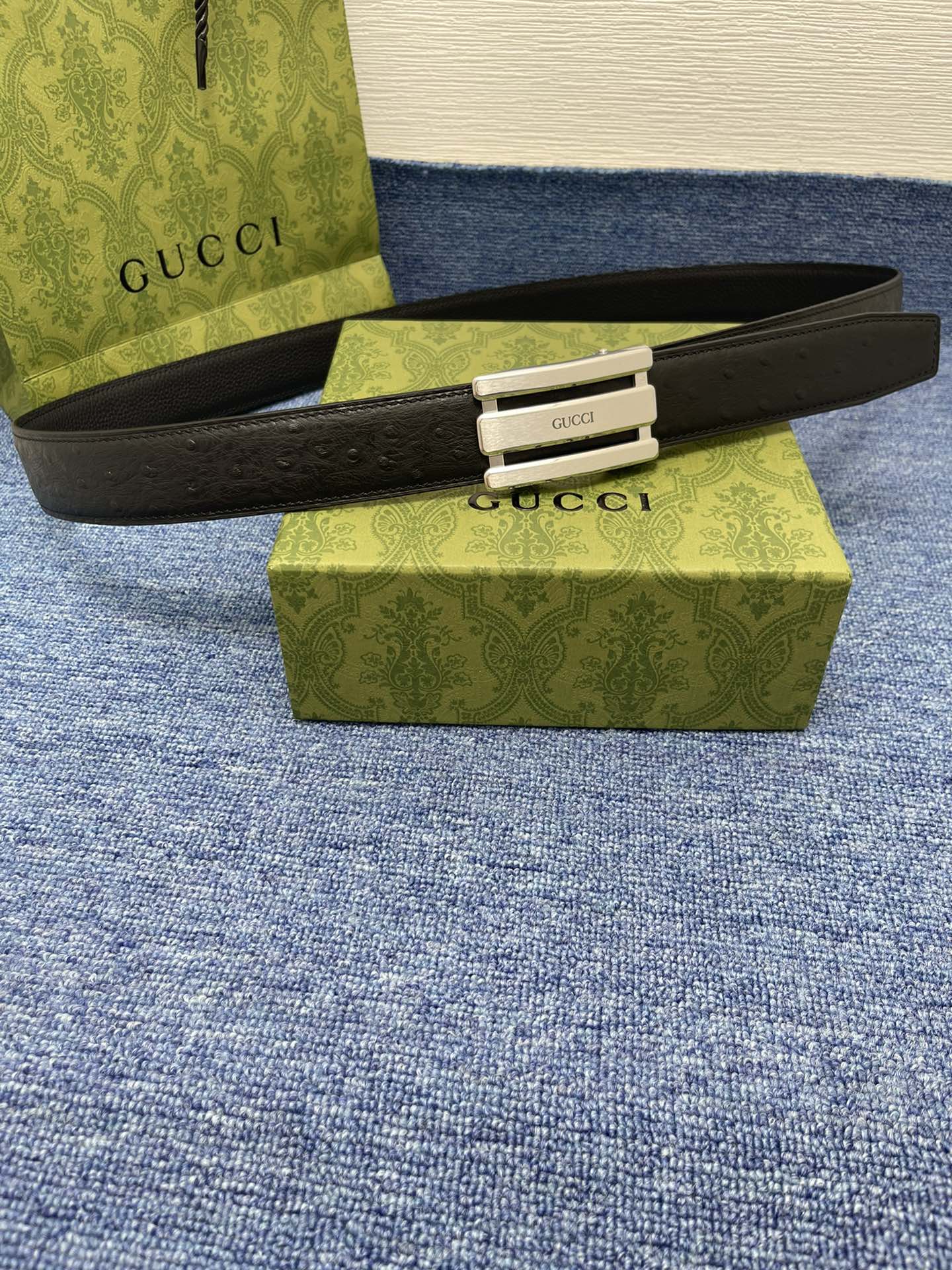 品牌古驰Gucci自动描述采用高级GucciSignature真皮精制而成触感厚实饰以双G商标带扣腰带为