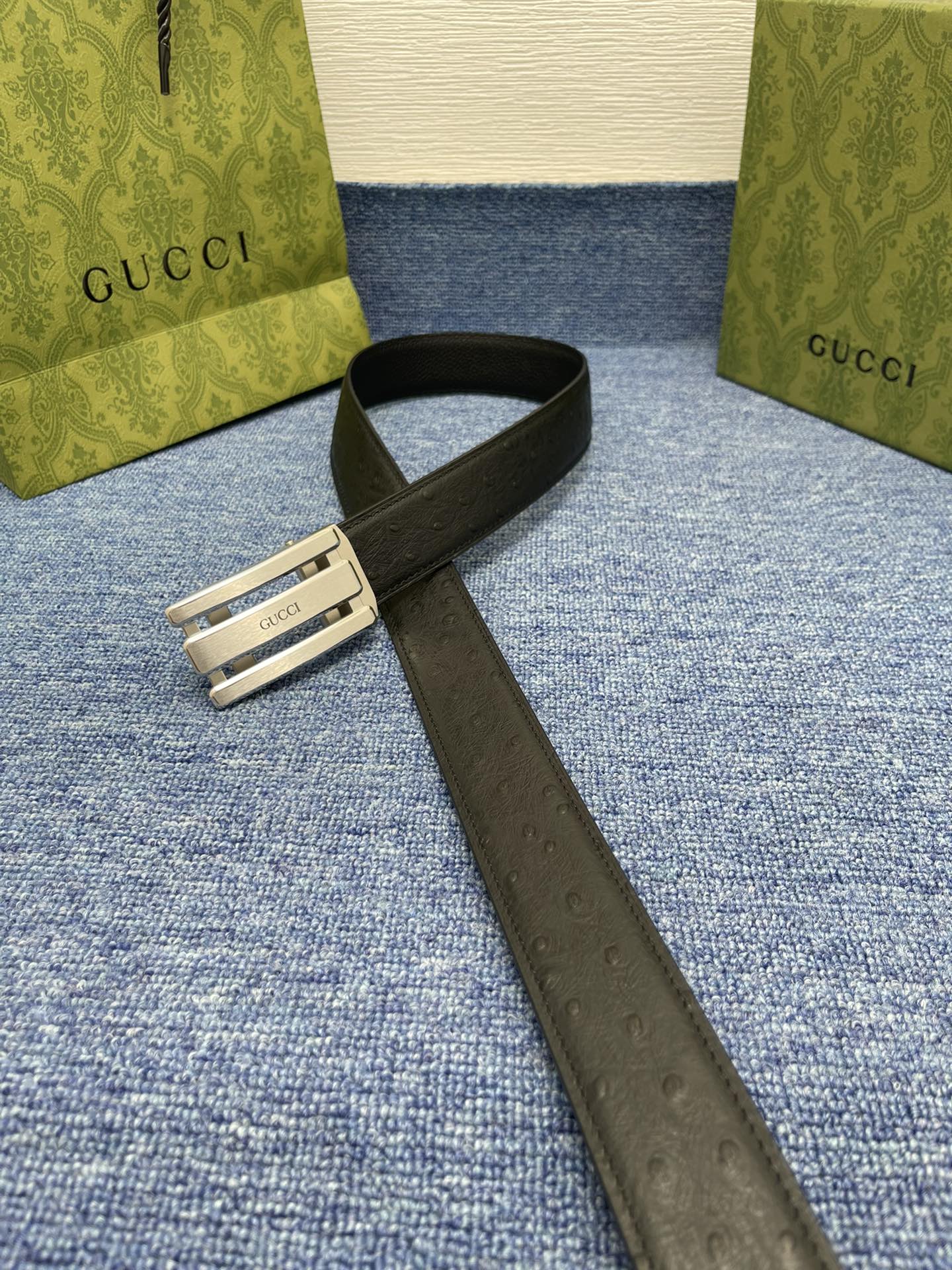 品牌古驰Gucci自动描述采用高级GucciSignature真皮精制而成触感厚实饰以双G商标带扣腰带为