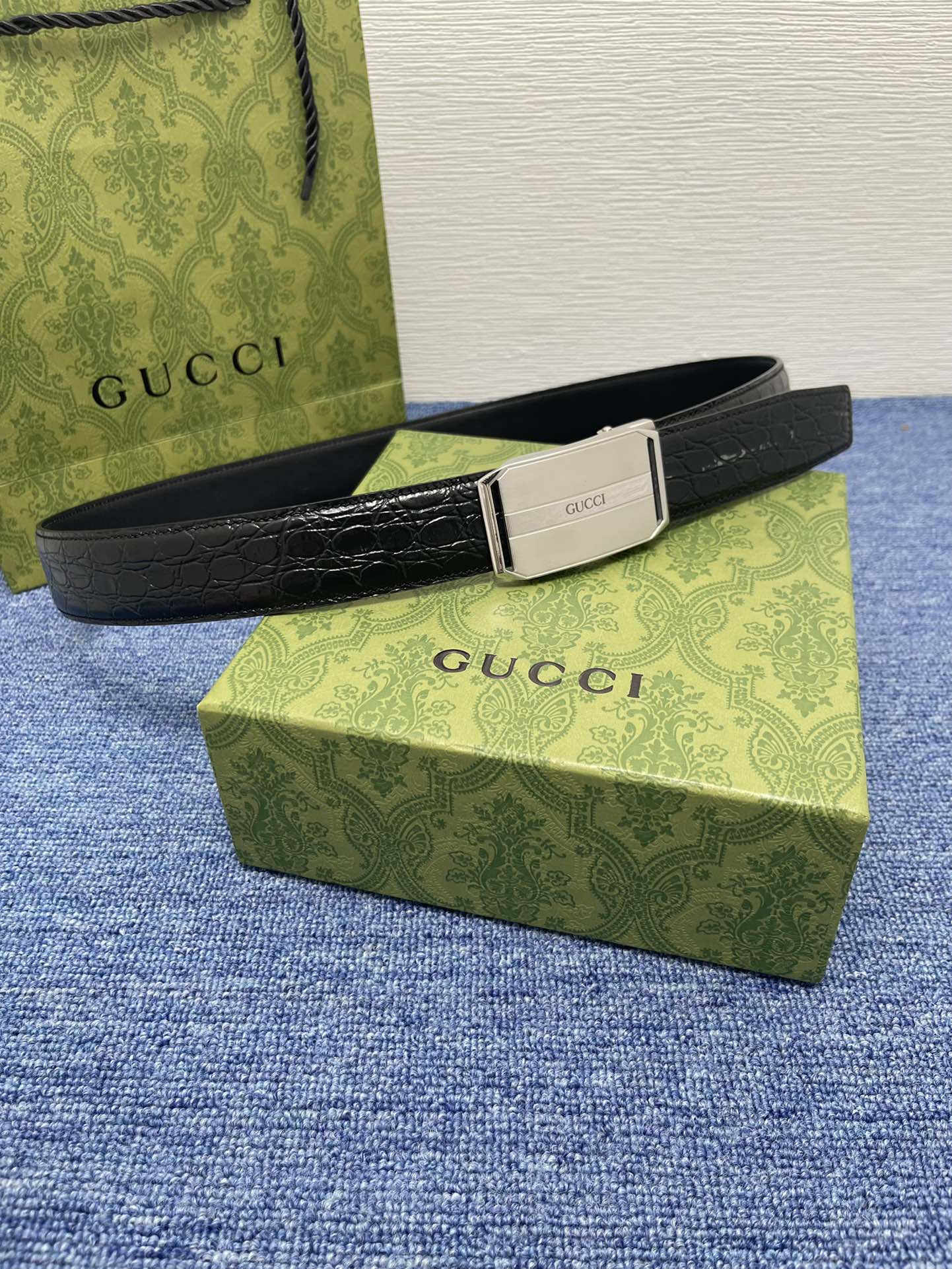 品牌古驰Gucci自动描述采用高级GucciSignature真皮精制而成触感厚实饰以双G商标带扣腰带为