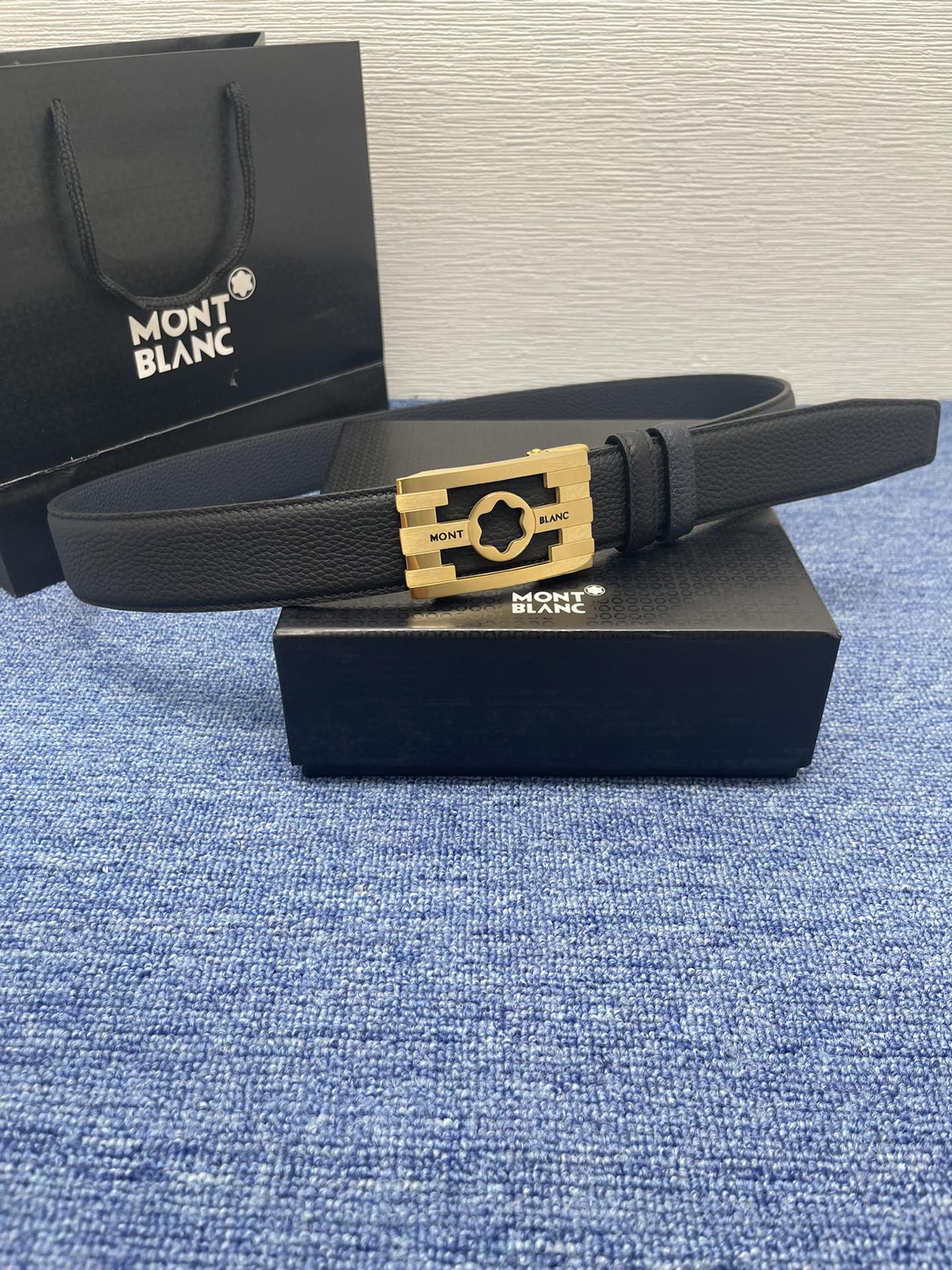 NO:140020,Original single [Brand] Montblanc Automatic [Description] Double-sided original leather, this belt with buckle is lined with buffalo leather, covered with Monogram cowhide. It shows the delicate brand characteristics and is an ideal accessory for jeans. Letter belt buckle; 3.5 wide original single leather; new style French creation, automatic adjustment The belt is French size, please refer to the size top belt, belt, montblanc, jeans, cowhide before purchasing19860909原单【品牌】万宝龙 自动【描述】双面原版皮,这款饰有带扣的腰带配以水牛皮衬里,覆以Monogram 牛皮.展现细腻的品牌特质,是牛仔裤的理想配件 字母带扣；3.5宽 原单皮；新款 法国创作、可自动调节 腰带为法国尺寸,请在购买前参阅尺寸顶级皮带,皮带,montblanc,jeans,cowhide,Belt