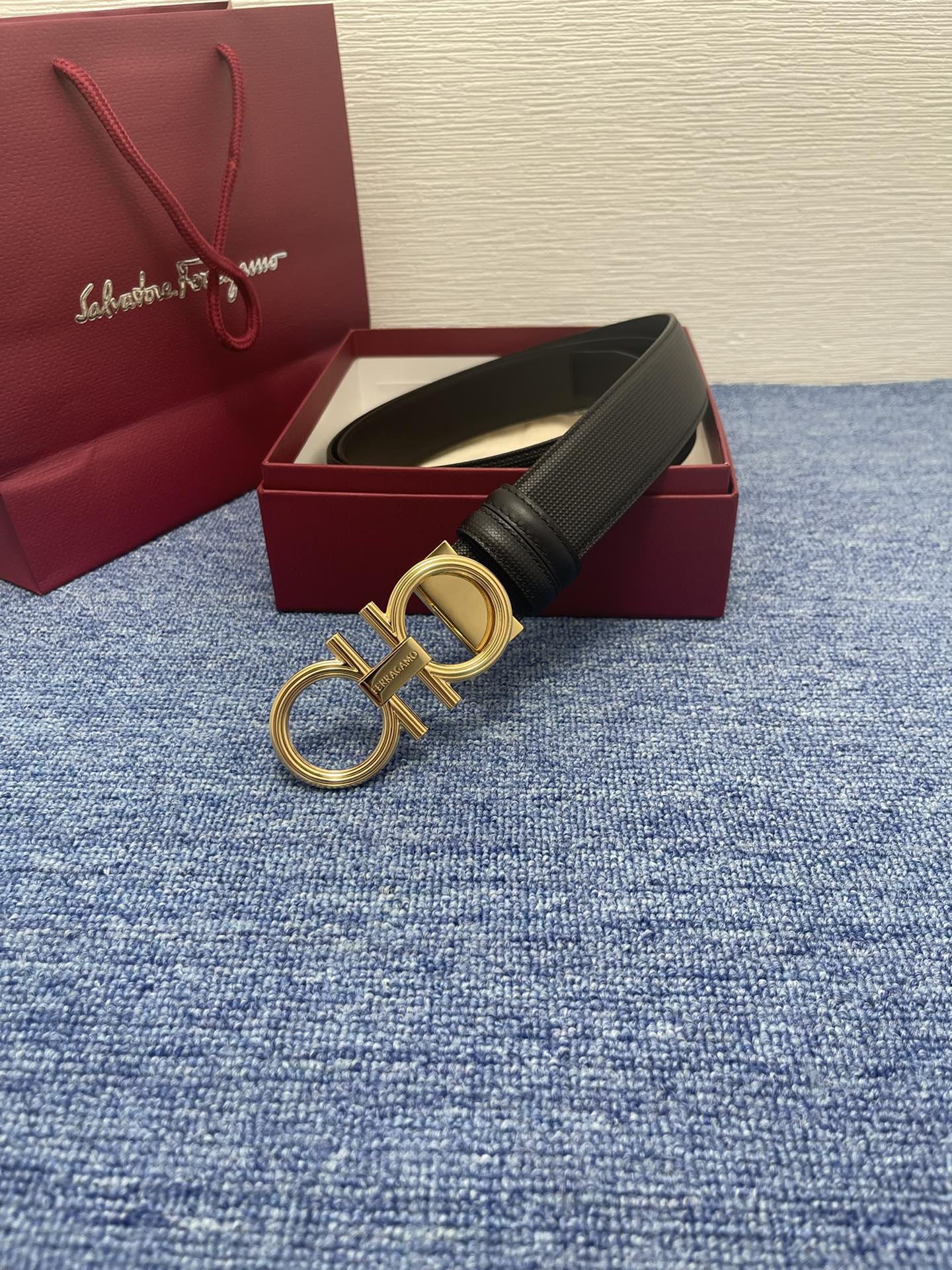 NO:140016,Original single [Brand] Ferra Gamo 3.5cm. [Description] This belt is made of natural grain leather, with a very urban style, and the details are dynamic. The same-toned metal Gancini buckle is decorated with contrasting lining to add a fashionable atmosphere. This accessory is made of double-sided design and can be adjusted to a suitable waistline. Cowhide material Stainless steel Black/Ferra Gamo Coffee Ferragamo Steel buckle. Double-sided adjustable GANCINI Belt 35cm Made in Italy The belt is Italian size, please refer to the size guide before purchasing Top belts, belts, ferragamo, cowhide19860909原单【品牌】菲拉.格慕 3.5cm. 【描述】这款皮带采用天然粒纹皮革材质,颇具都市风范,细节充满动感.同色调金属Gancini扣饰带有撞色衬里,为其增添时髦气息.这款配饰采用双面设计,可调整至合适腰围. 牛皮材质 不锈钢 黑色/菲拉.格慕咖啡 菲拉格慕钢扣.双面可调式GANCINI皮带 35厘米 意大利制造 腰带为意大利尺寸,请在购买前参阅尺寸指南顶级皮带,皮带,ferragamo,cowhide,Belt