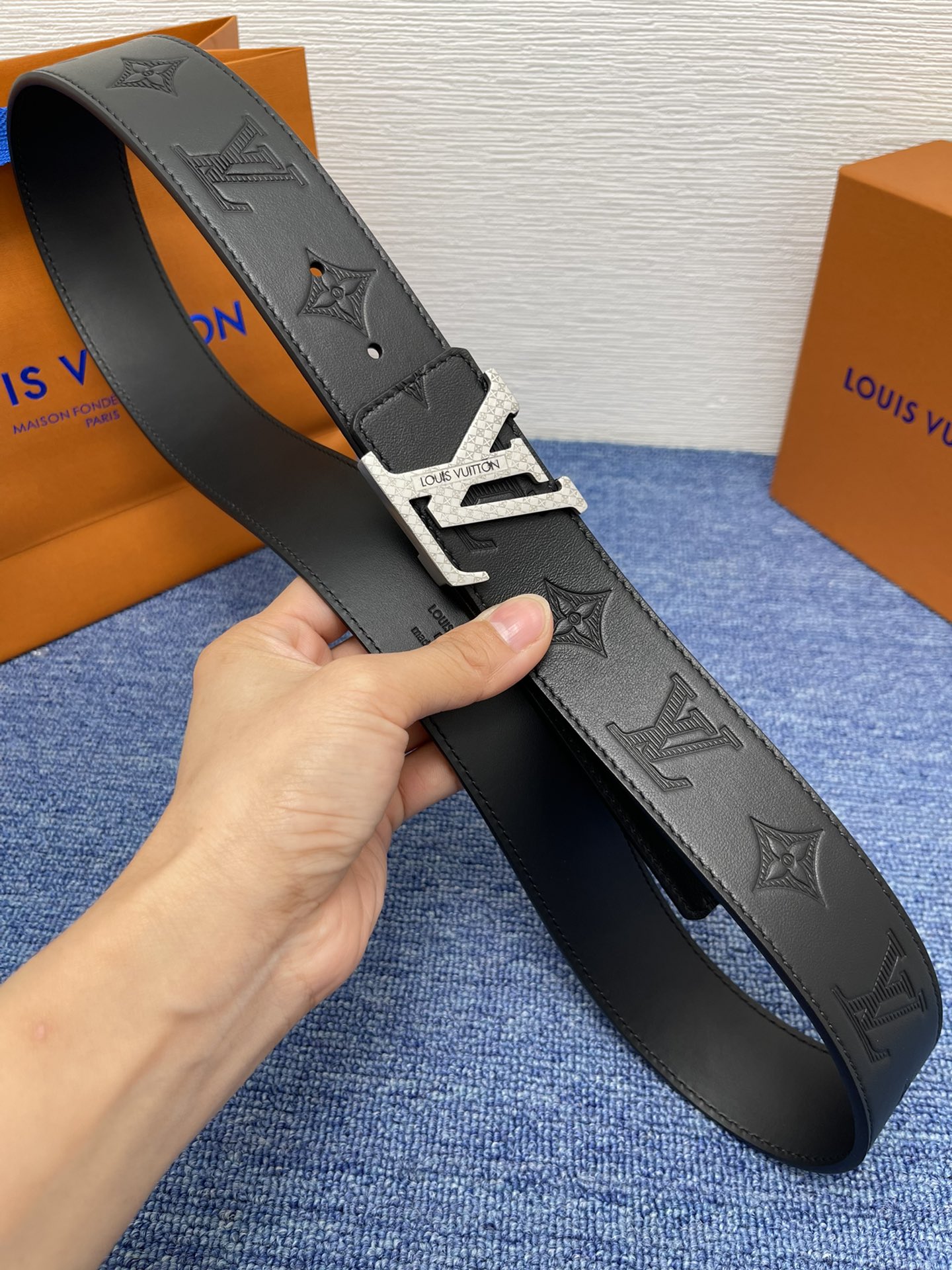 NO:140014,Original [Brand] LV 4.0cm [Description] This belt with LV buckle is lined with buffalo leather, covered with Monogram cowhide. It shows the delicate brand characteristics and is an ideal accessory for jeans LV letter buckle Monogram cowhide French creation The belt is French size. Please refer to the size guide before purchasing the top belt, belt, louis vuitton, jeans, cowhide19860909原单【品牌】LV 4.0cm 【描述】这款饰有LV带扣的腰带配以水牛皮衬里,覆以Monogram 牛皮.展现细腻的品牌特质,是牛仔裤的理想配件 LV字母带扣 Monogram牛皮 法国创作 腰带为法国尺寸,请在购买前参阅尺寸指导顶级皮带,皮带,louis vuitton,jeans,cowhide,Belt